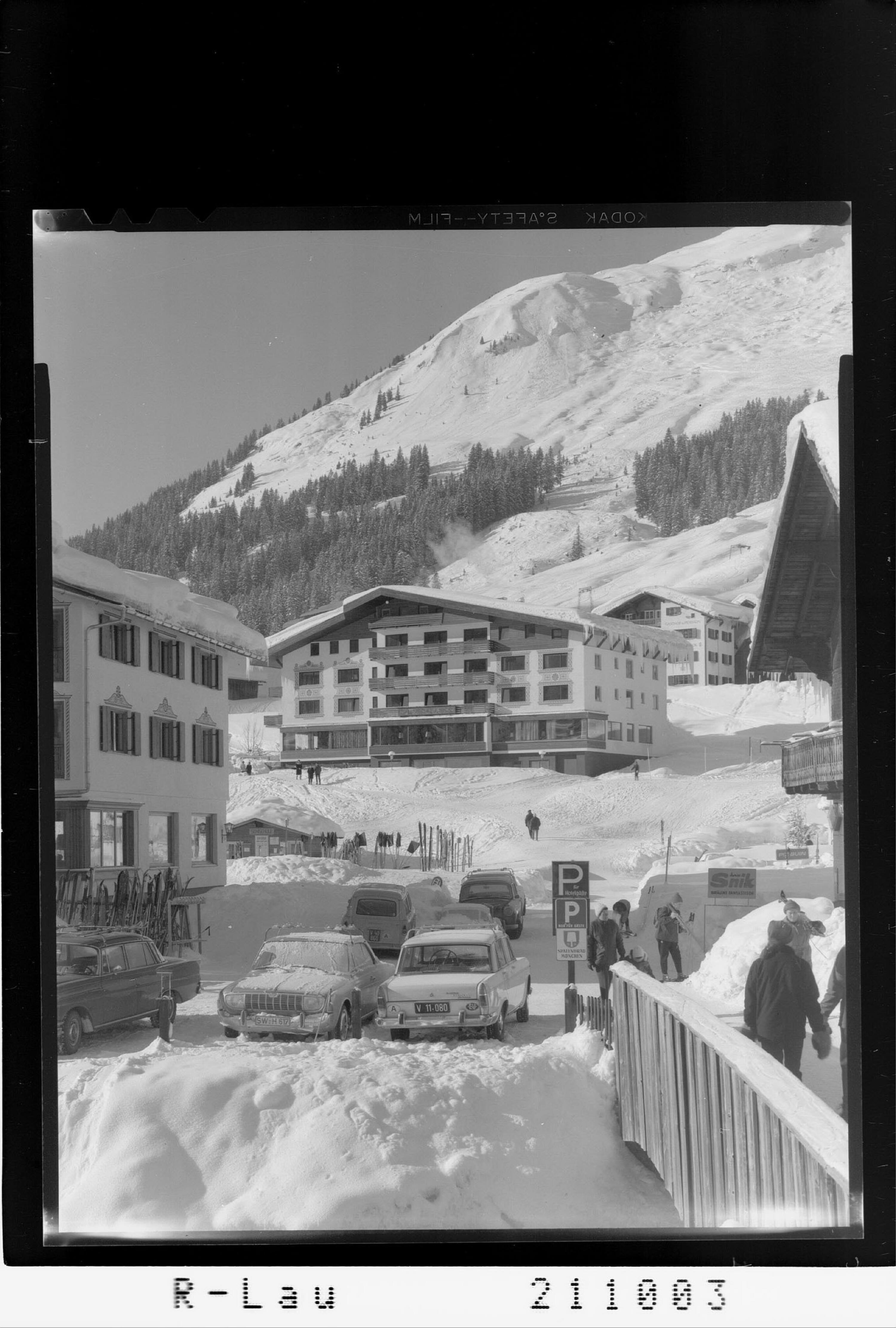 [Hotel Schneider in Lech am Arlberg]></div>


    <hr>
    <div class=