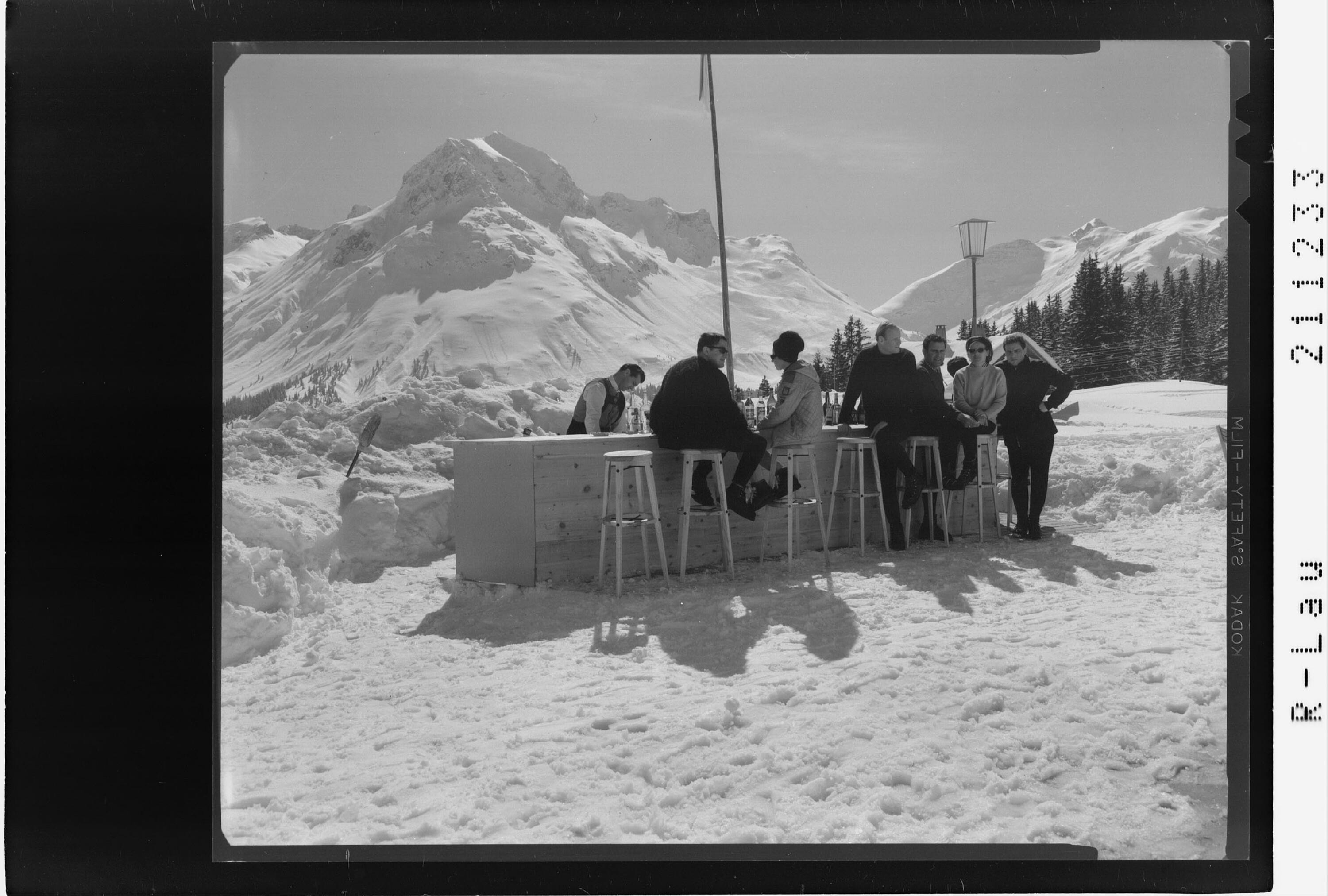 [Oberlech / Eisbar beim Hotel Goldener Berg mit Blick zum Omeshorn und Spuller Schafberg]></div>


    <hr>
    <div class=