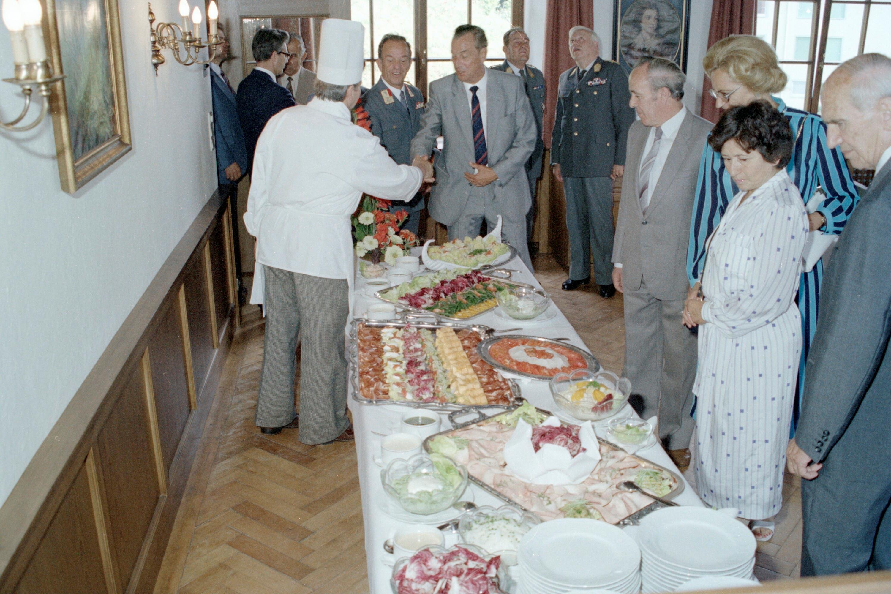 Besuch Bundespräsident Kirchschläger, Schloss Hofen></div>


    <hr>
    <div class=