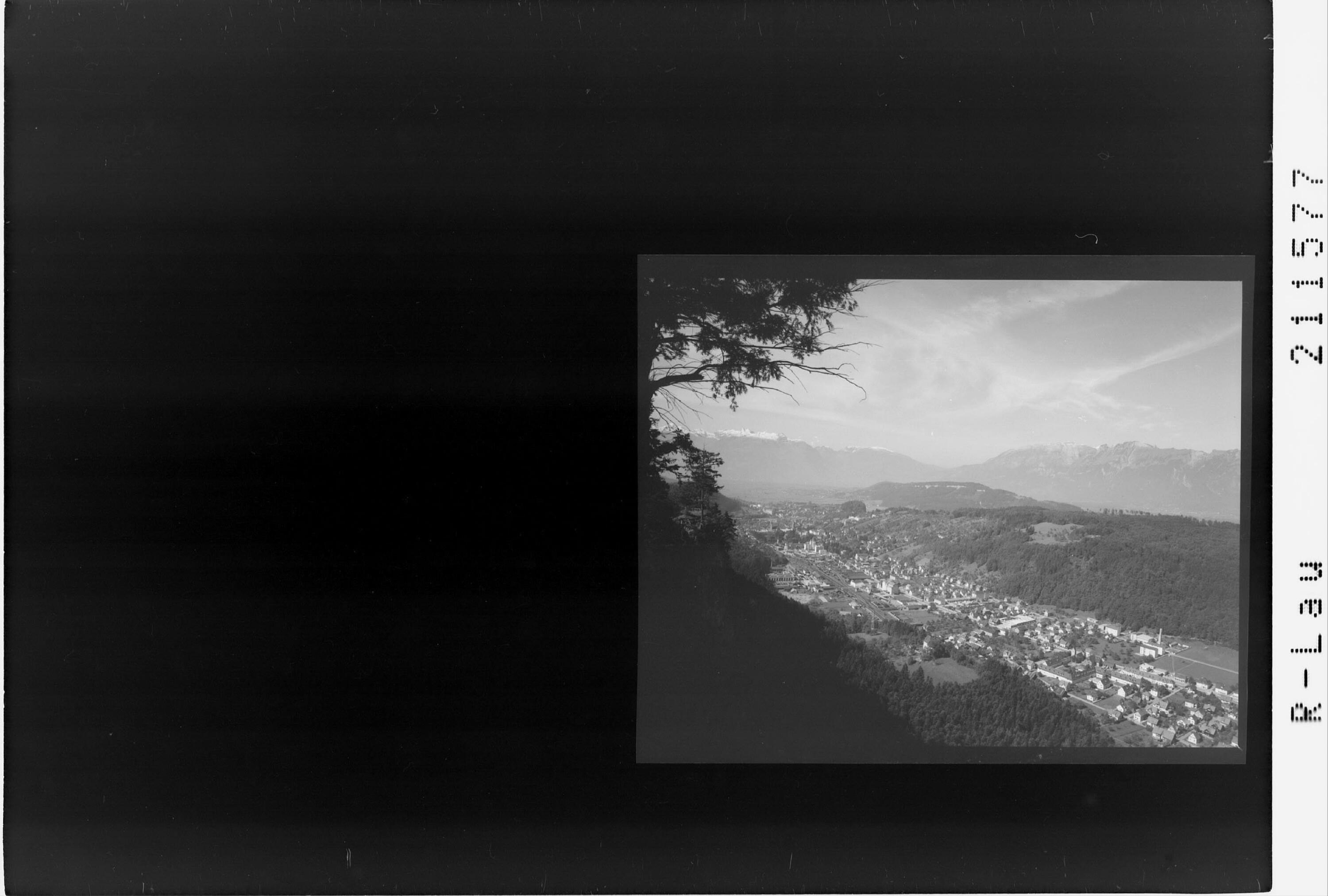 [Blick auf Feldkirch mit Balfrieser Bergen und Alpsteingruppe]></div>


    <hr>
    <div class=