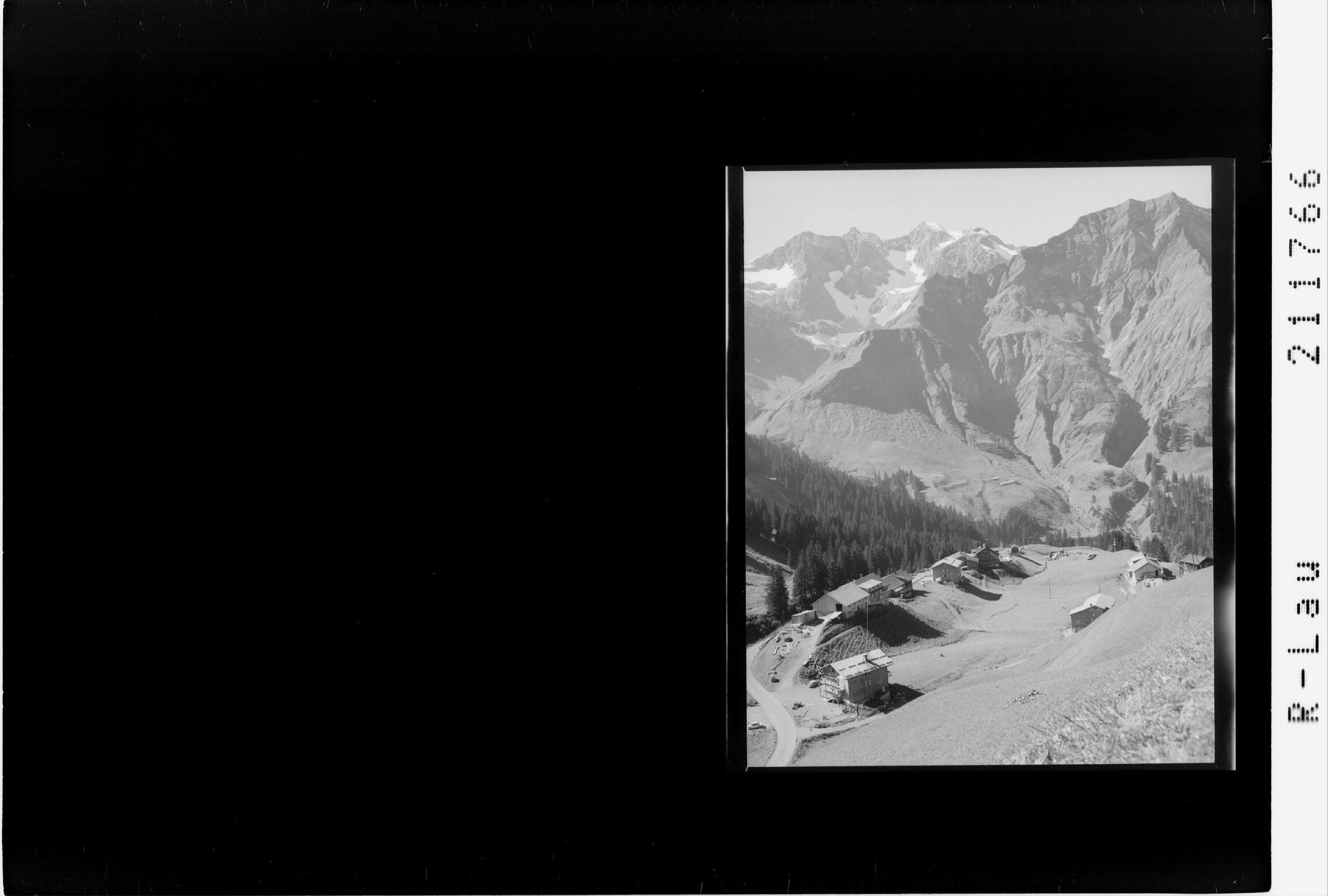 Schröcken - Nesslegg 1500 m gegen Braunarlspitze 2651 m und Hochberg 2304 m></div>


    <hr>
    <div class=