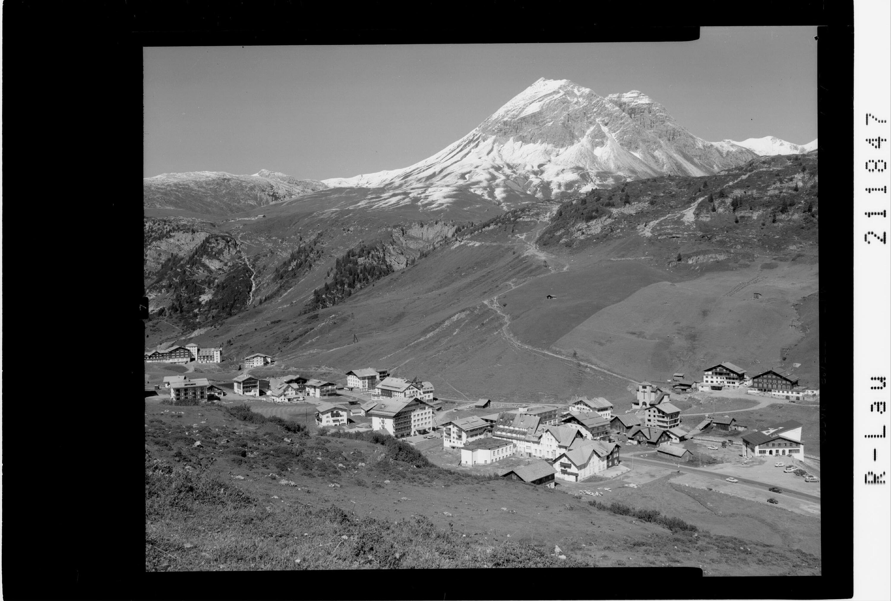 [Zürs am Arlberg mit Blick zur Rüfispitze]></div>


    <hr>
    <div class=