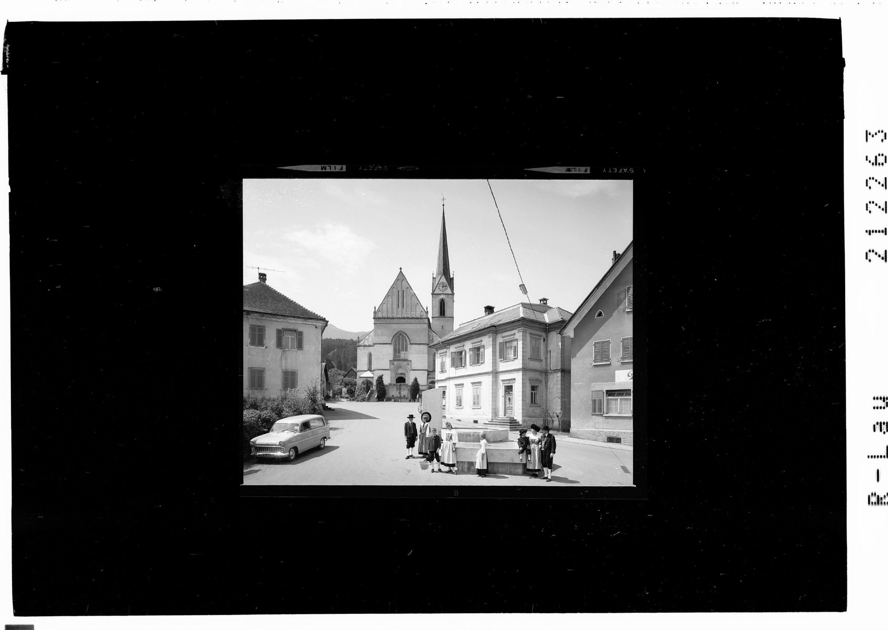 [Trachtengruppe vor dem Dorfbrunnen auf dem Kirchplatz in Frastanz]></div>


    <hr>
    <div class=