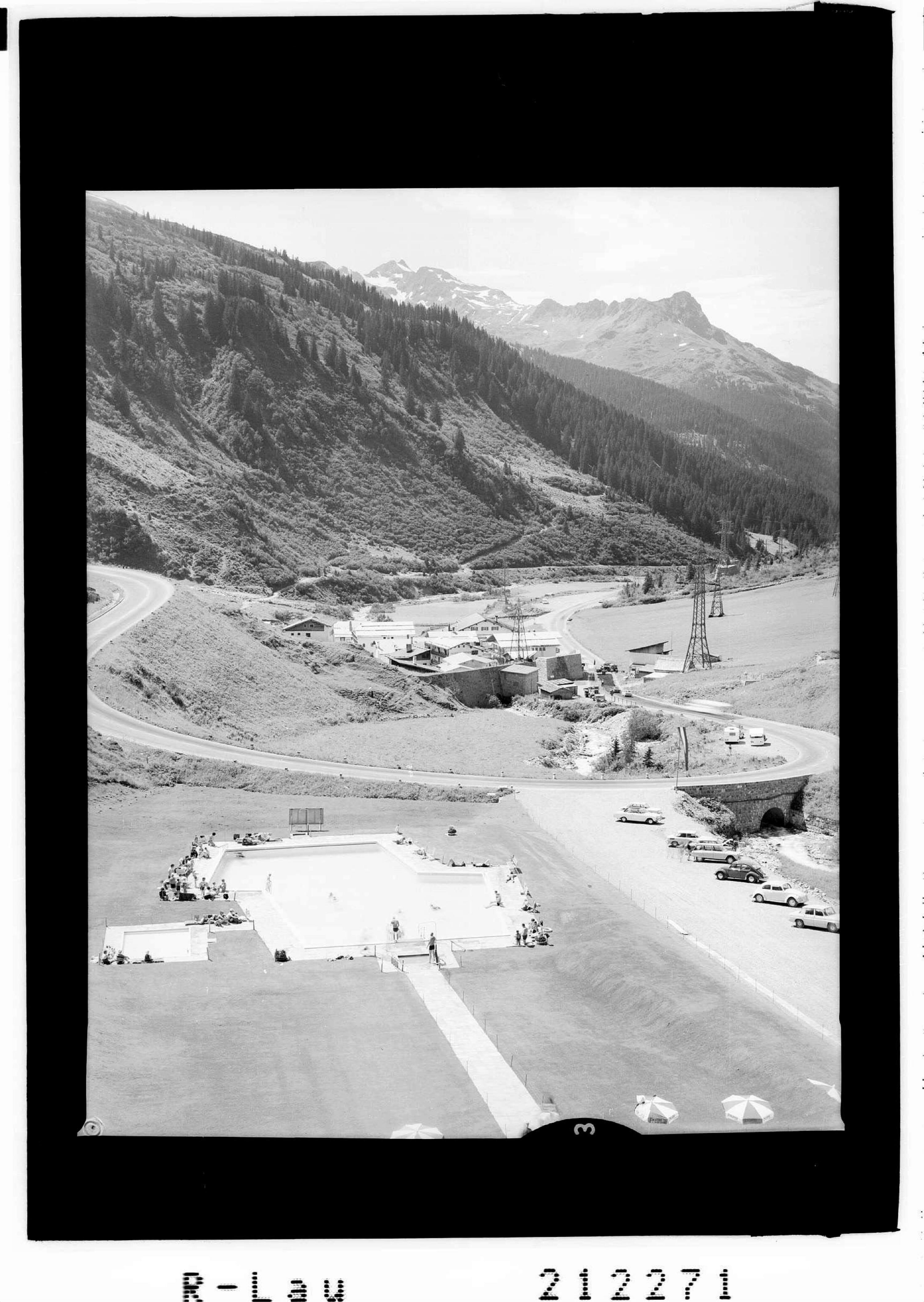 [Schwimmbad bei Stuben am Arlberg gegen Glatingrat und Purtschakopf]></div>


    <hr>
    <div class=