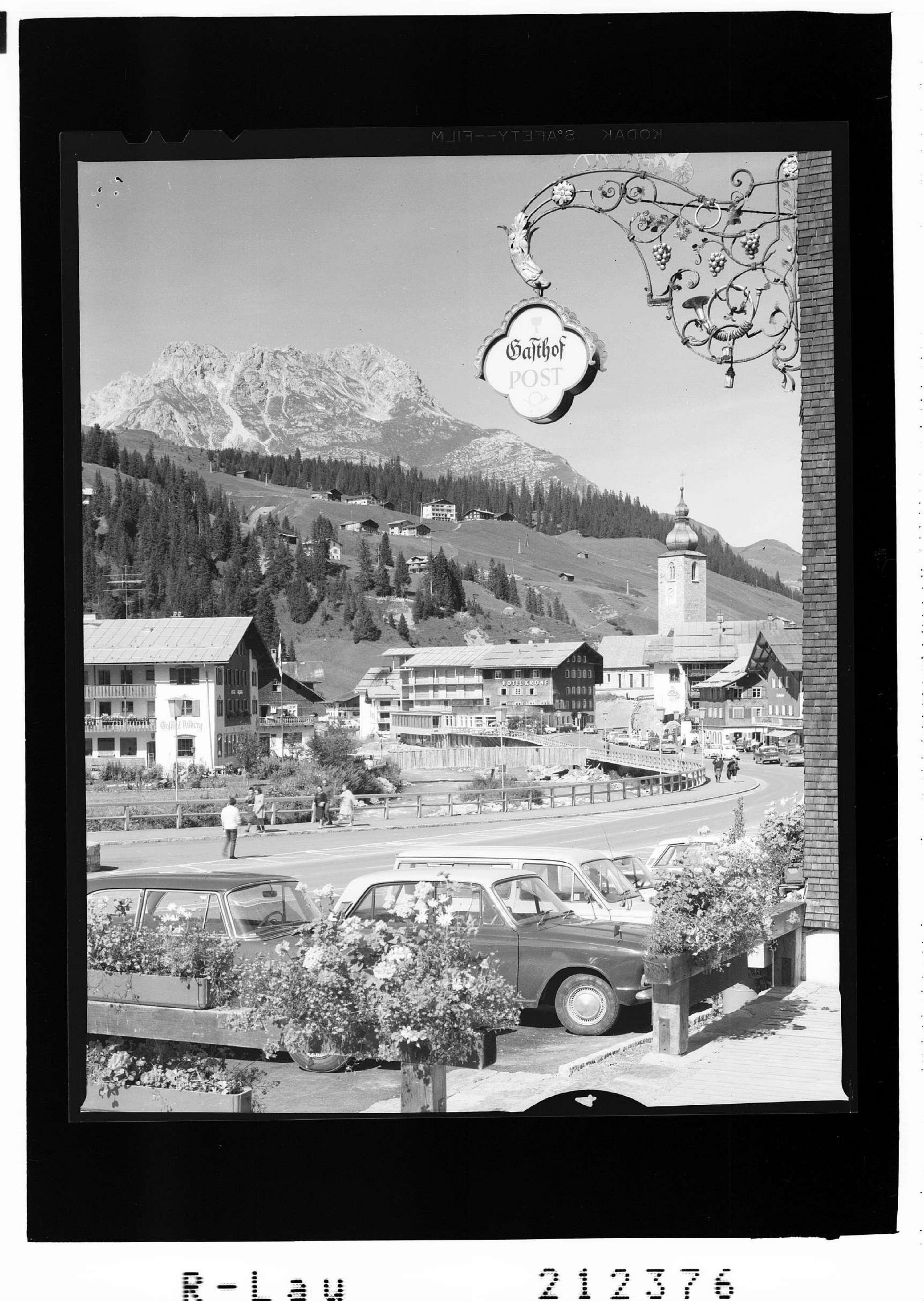 [Lech am Arlberg - Blick vom Gasthof Post zur Pfarrkirche und zum Karhorn]></div>


    <hr>
    <div class=