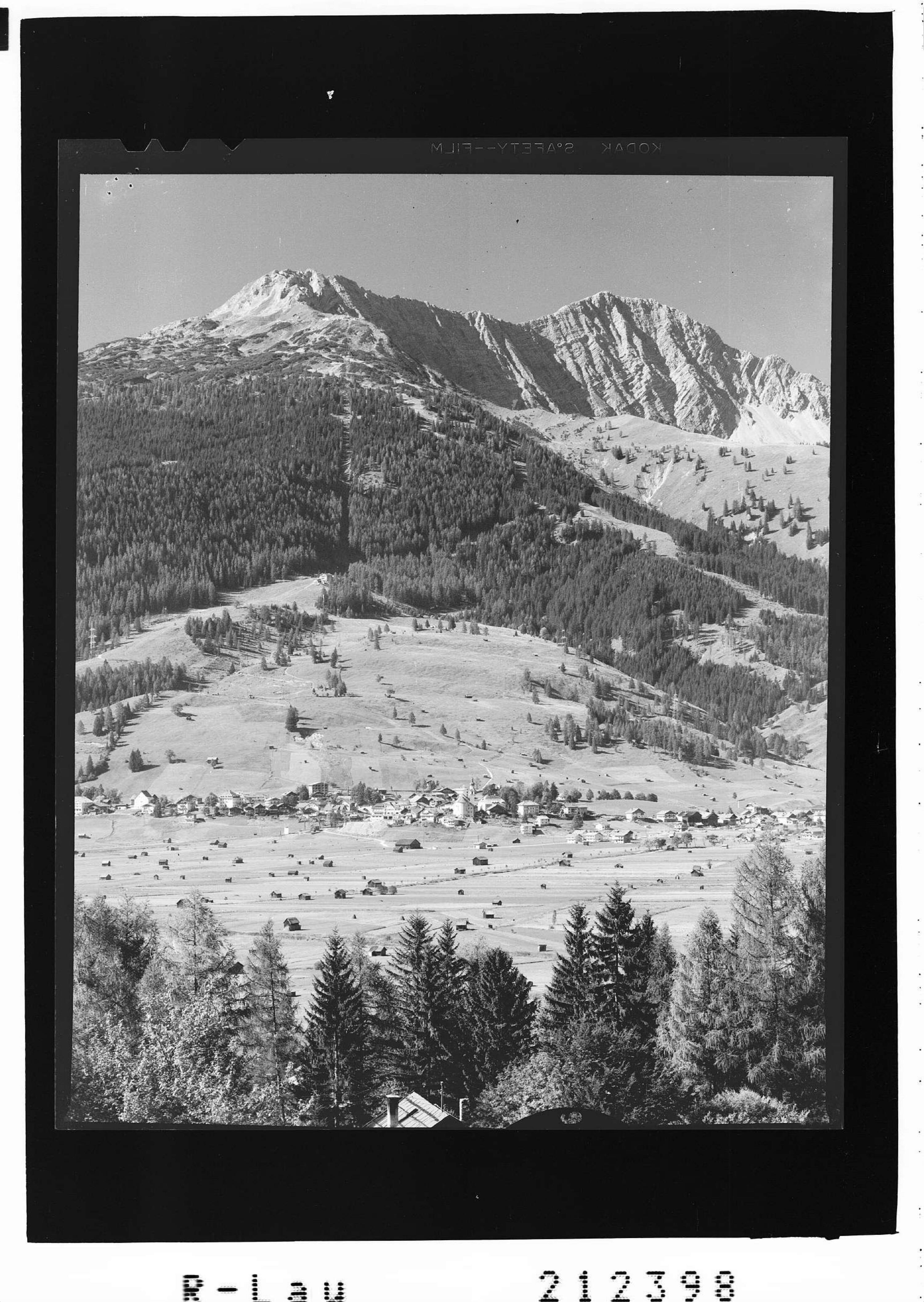 [Lermoos in Tirol gegen Grubigstein und Gartnerwand]></div>


    <hr>
    <div class=