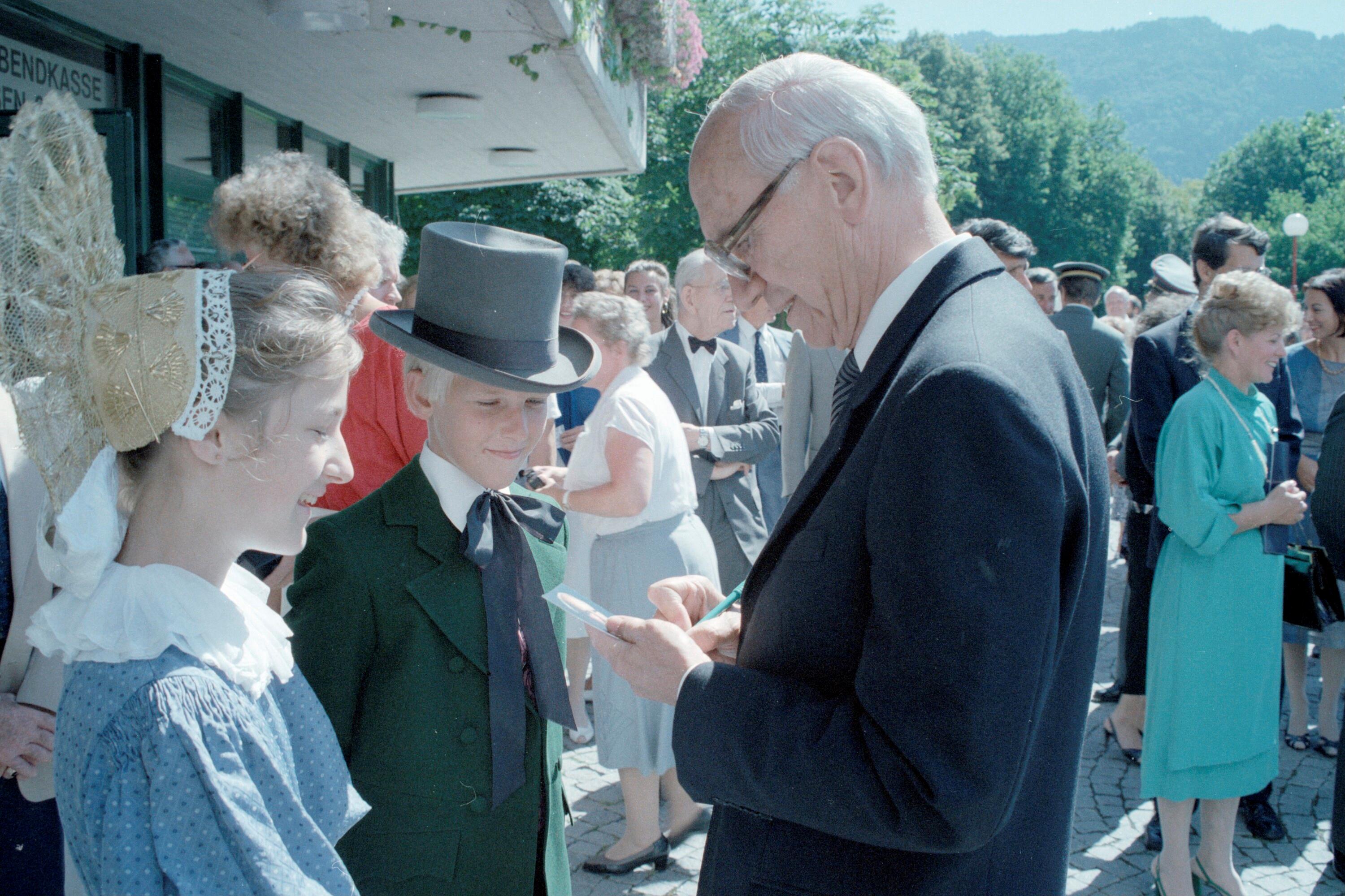 Kirchschläger Besuch - Festspieleröffnung></div>


    <hr>
    <div class=