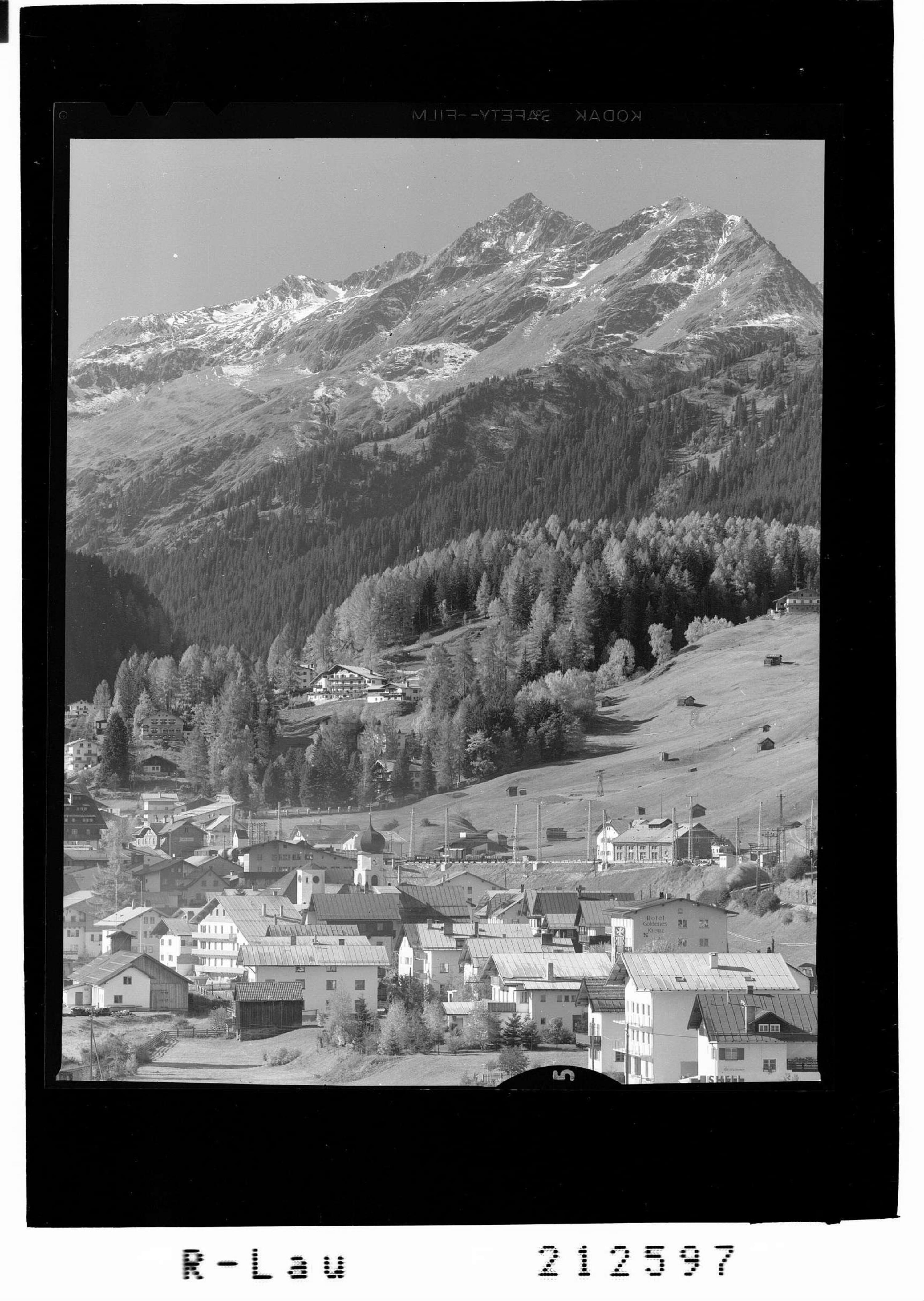 [St.Anton am Arlberg gegen Gstans Kopf]></div>


    <hr>
    <div class=