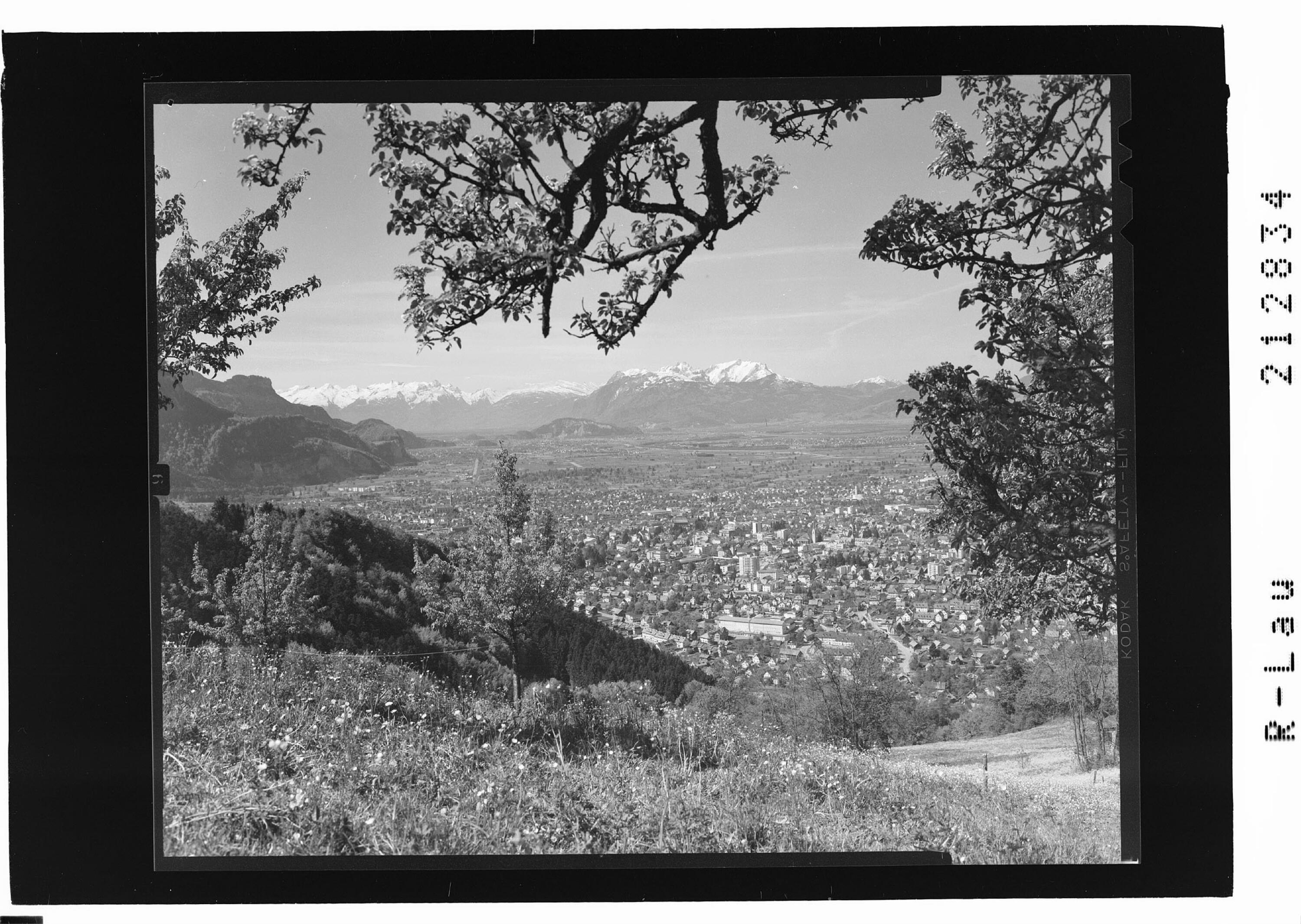 [Blick vom Fallenberg auf Dornbirn gegen Balfrieser Berge und Alpsteingruppe]></div>


    <hr>
    <div class=