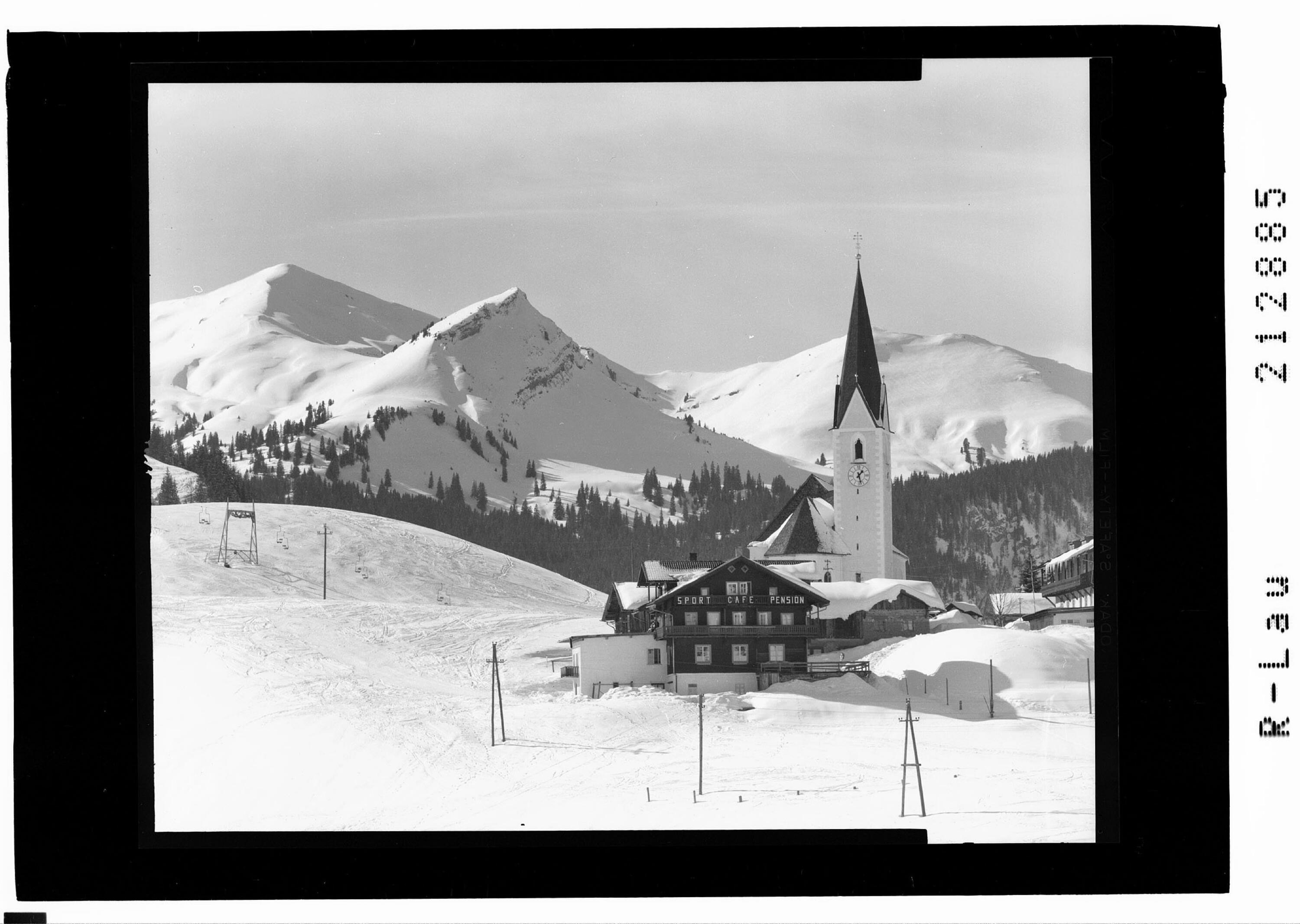 [Sport Cafe und Pfarrkirche in Berwang in Tirol gegen Galtjoch und Rainberg]></div>


    <hr>
    <div class=