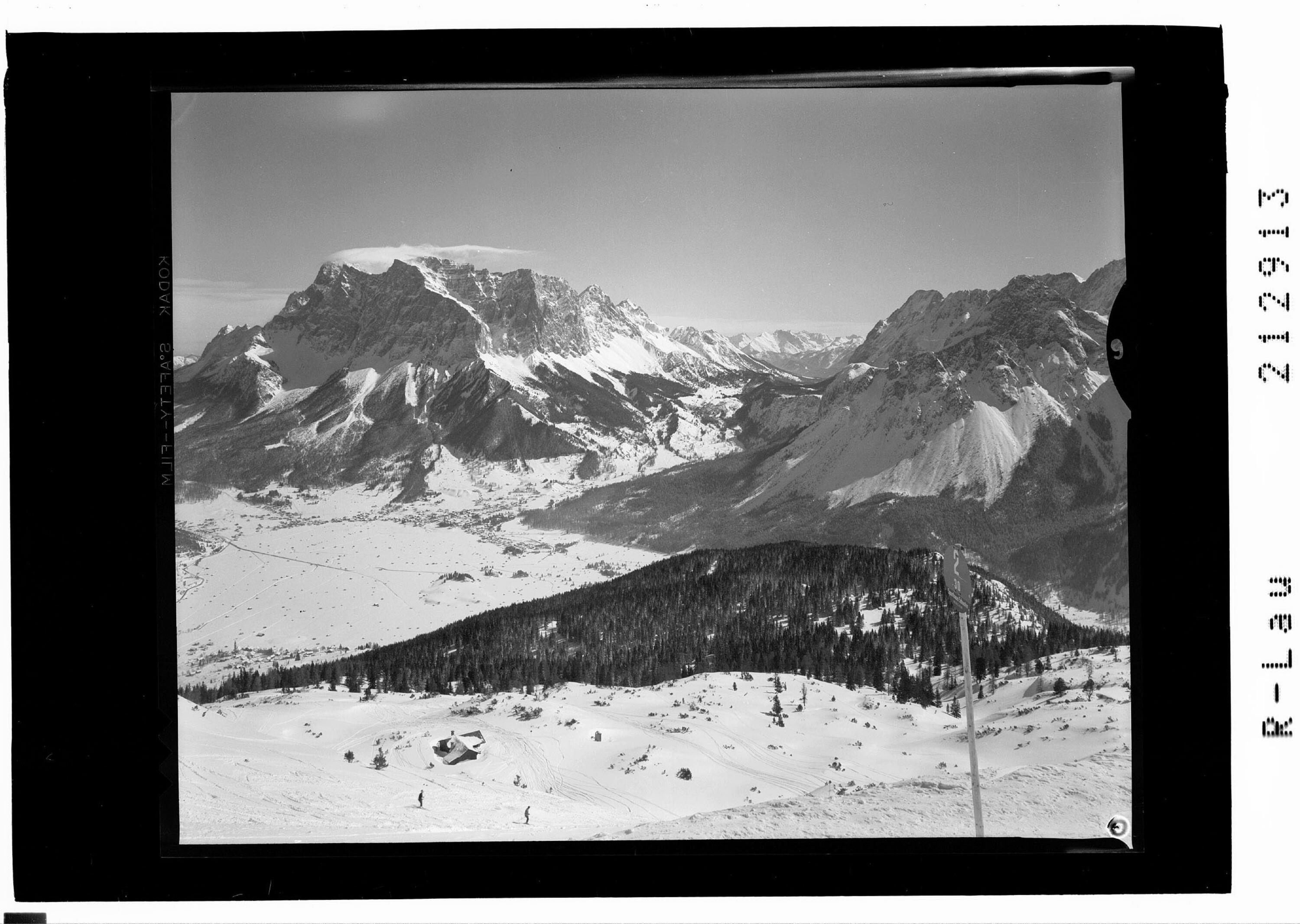[Ausschnitt aus dem Panorama des Gipfelhauses Grubigstein ob Lermoos - Blick zum Wetterstein Gebirge und Mieminger Gebirge]></div>


    <hr>
    <div class=