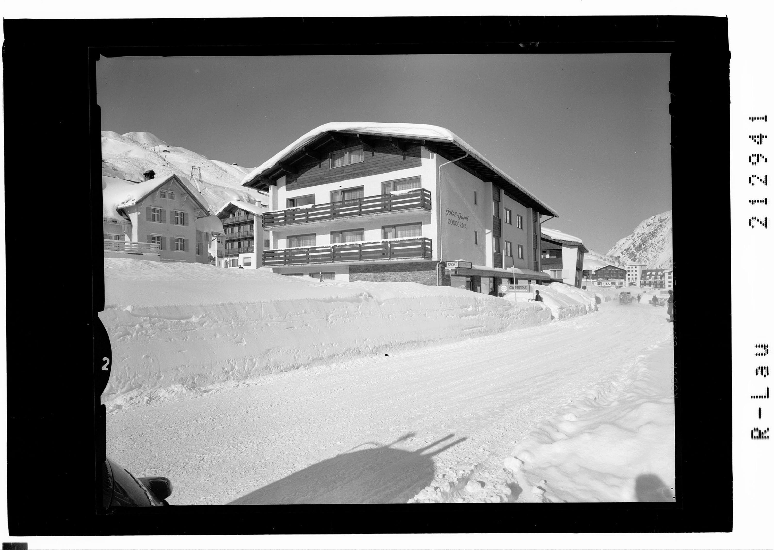 [Hotel Garni Concordia in Zürs am Arlberg mit Zürserseekopf und Edelweisswände]></div>


    <hr>
    <div class=