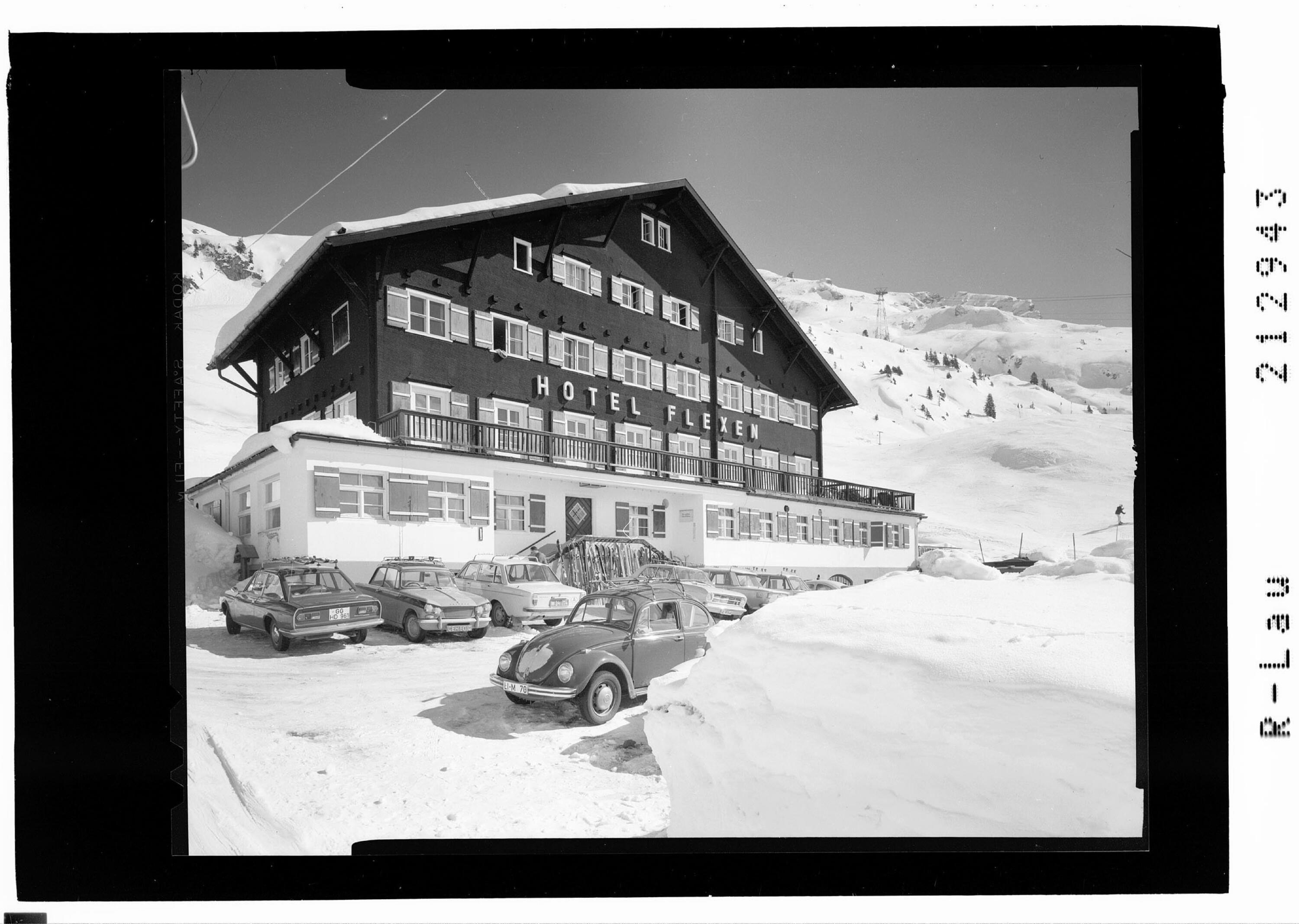[Hotel Flexen in Zürs am Arlberg gegen Ochsenbodenkopf]></div>


    <hr>
    <div class=