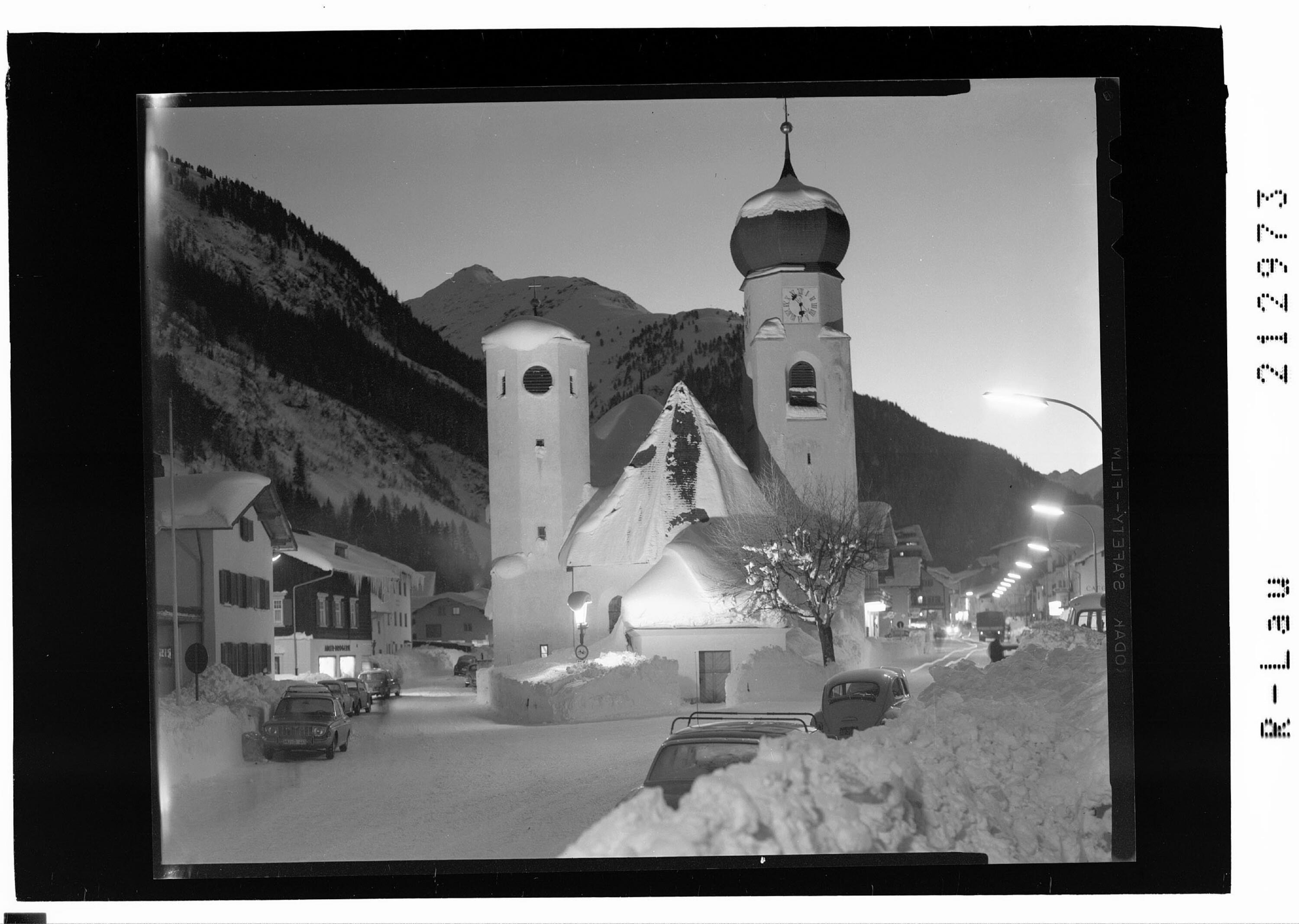 St.Anton 1286 m am Arlberg, Tirol Kirche in der Abenddämmerung></div>


    <hr>
    <div class=