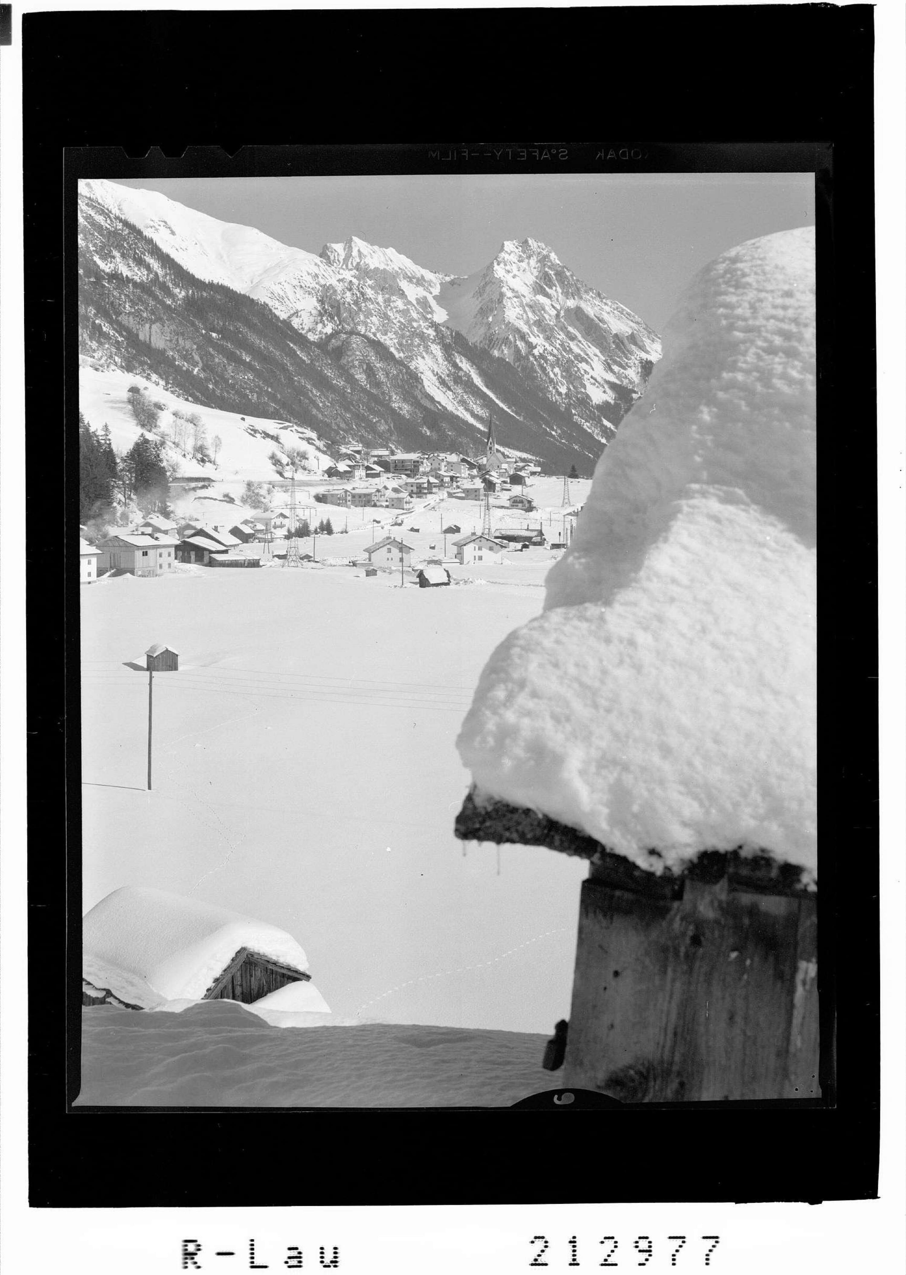 Pettneu am Arlberg 1351 m gegen Parseierspitze 3038 m und Eisenspitze 2845 m></div>


    <hr>
    <div class=