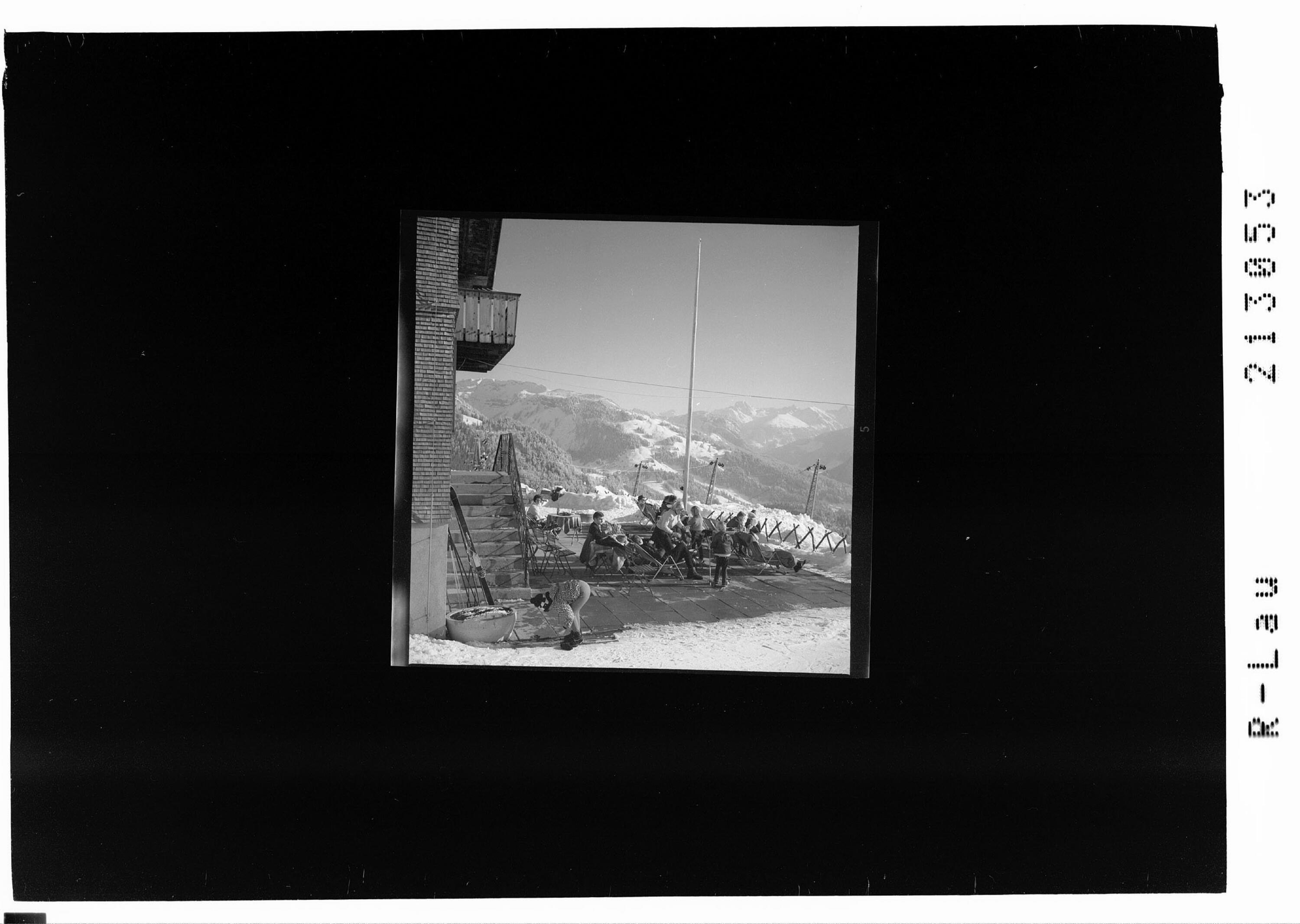 [Terrasse beim Gasthof Sonderdach ob Bezau mit Blick zum Hirschberg und zur Künzelspitze]></div>


    <hr>
    <div class=