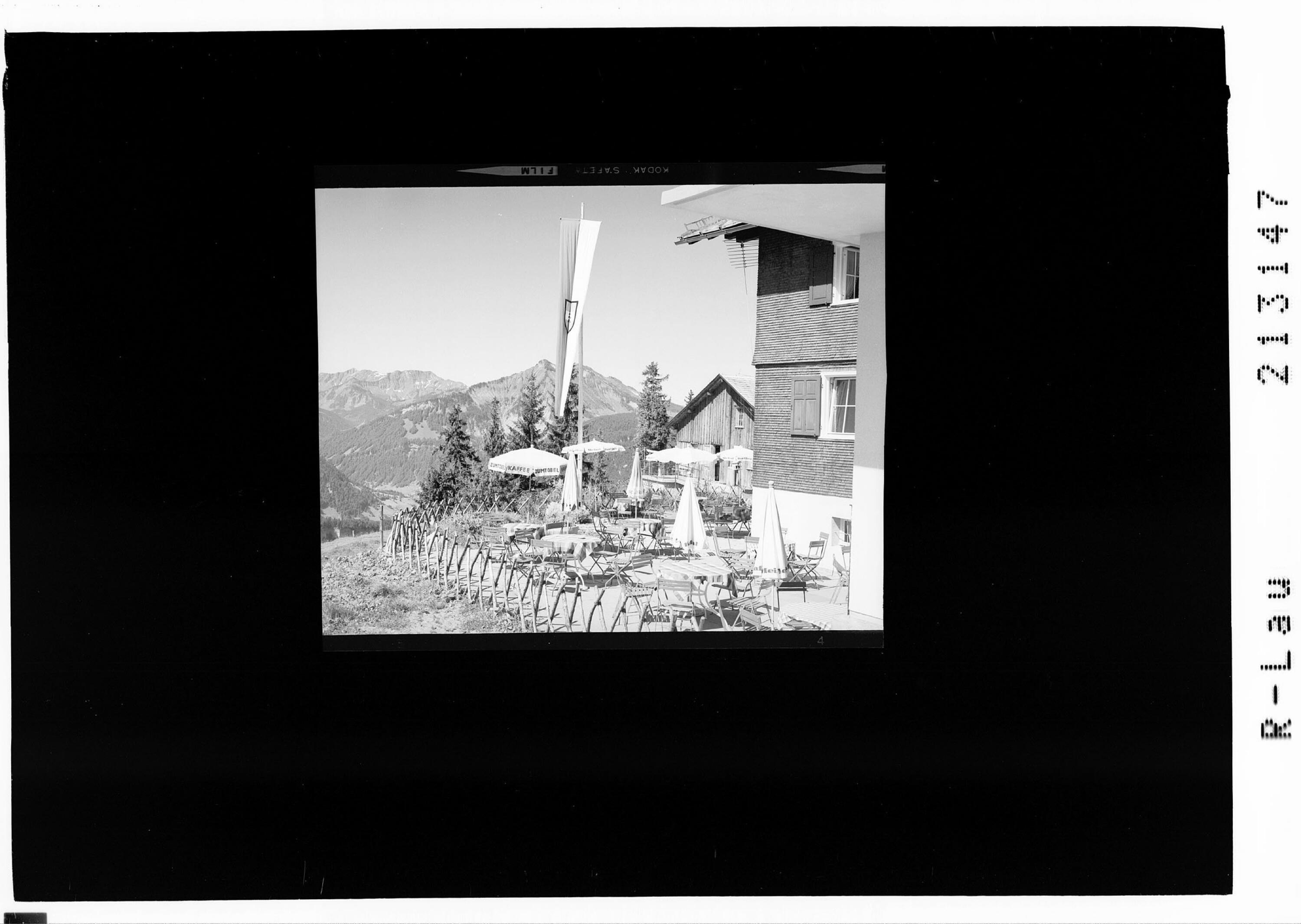 [Terrasse des Gasthofes Sonderdach ob Bezau im Bregenzerwald gegen Hohe Matona - Hoher Freschen und Hangspitze]></div>


    <hr>
    <div class=