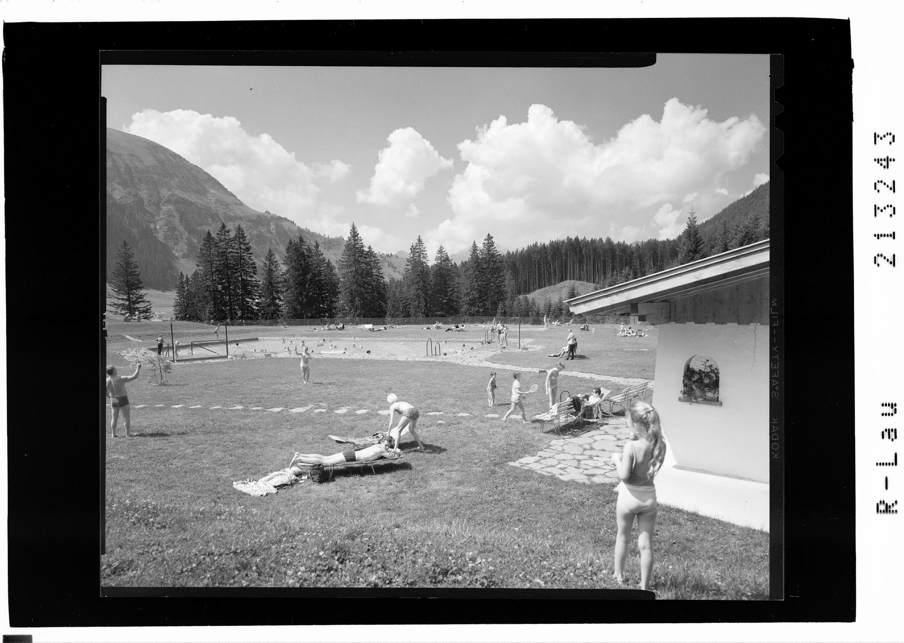 [Schwimmbad bei Berwang in Tirol gegen Liegfeistgruppe]></div>


    <hr>
    <div class=