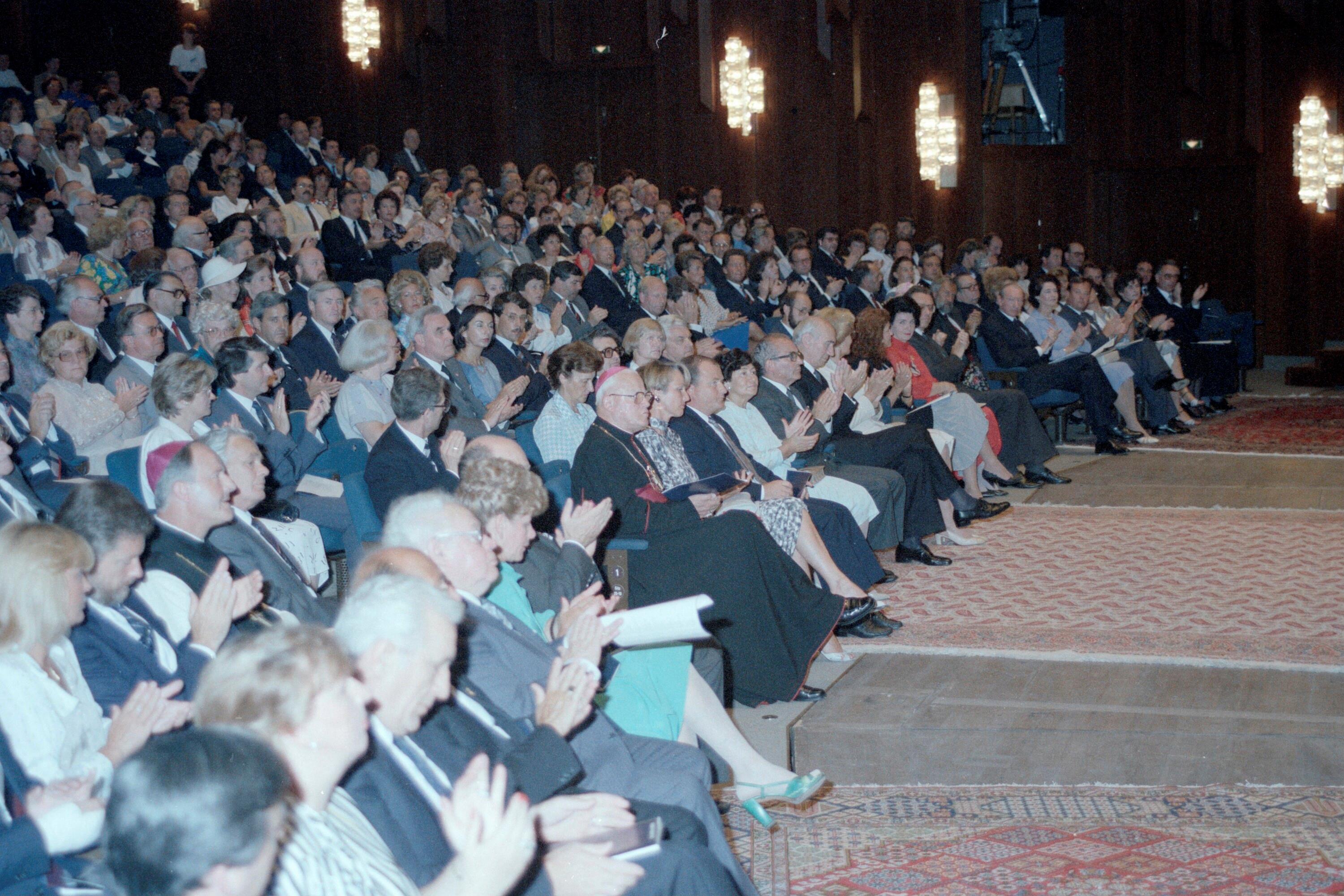 Kirchschläger Besuch - Festspieleröffnung></div>


    <hr>
    <div class=