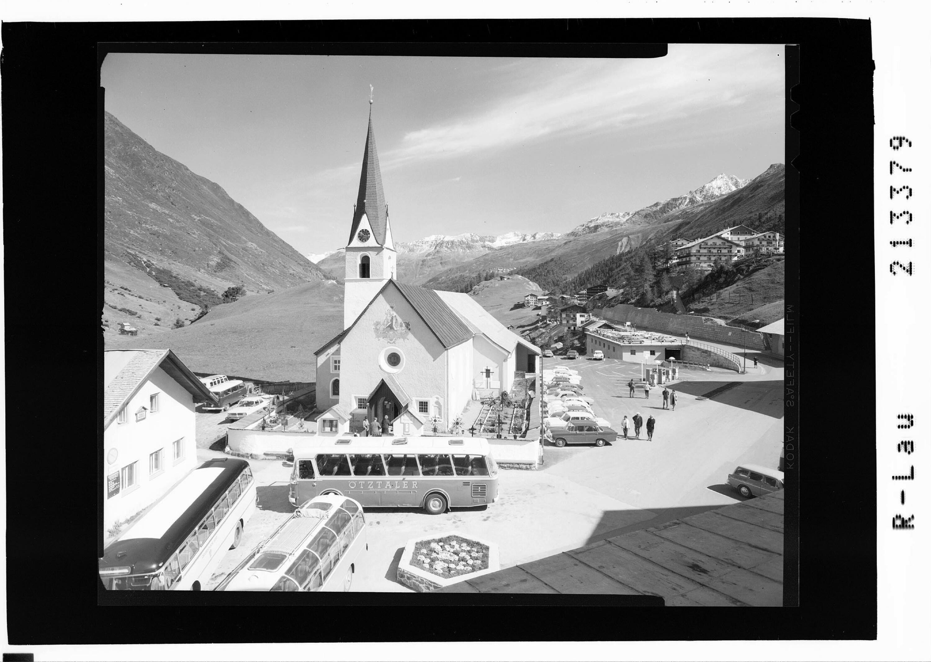 [Kirche in Obergurgl im Ötztal gegen Stubaier Alpen und Kirchenkogel]></div>


    <hr>
    <div class=