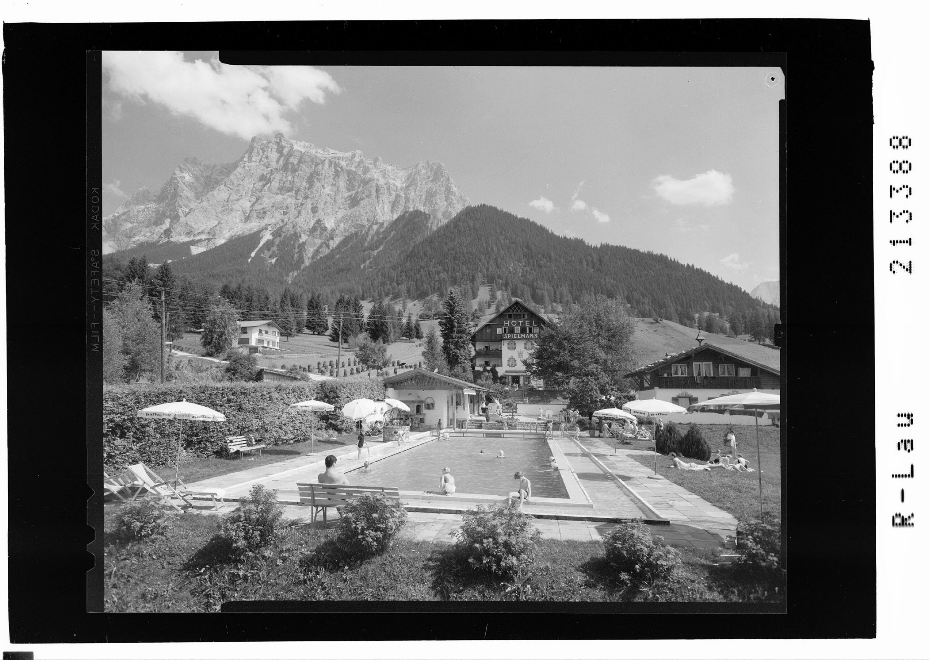 [Hotel Spielmann mit Schwimmbad bei Ehrwald in Tirol mit Blick zum Wetterstein Gebirge]></div>


    <hr>
    <div class=