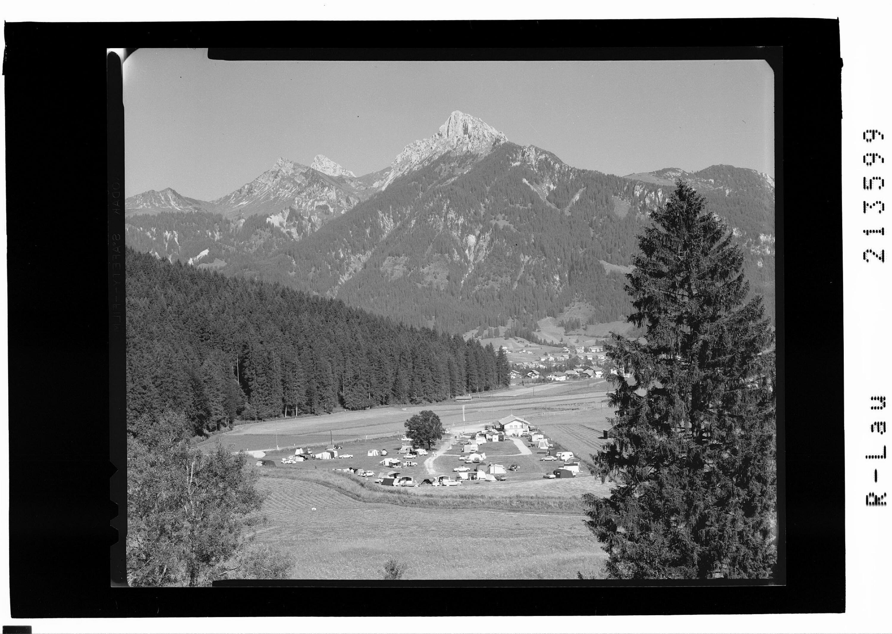 [Campingplatz bei Reutte in Tirol mit Blick zur Kellenspitze und Gehrenspitze]></div>


    <hr>
    <div class=