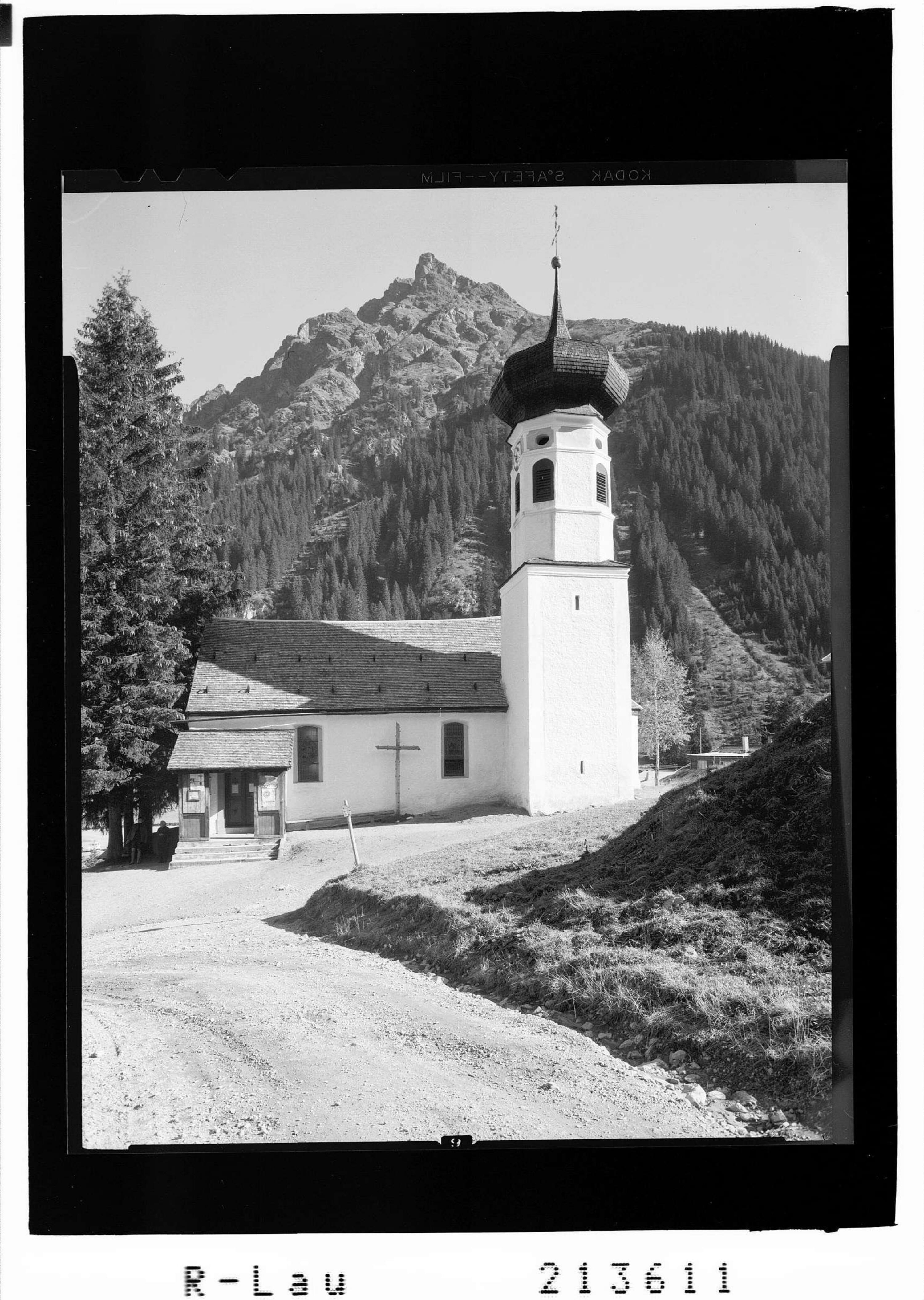 [Kirche in Gargellen im Montafon mit Blick zum Schmalzberg]></div>


    <hr>
    <div class=