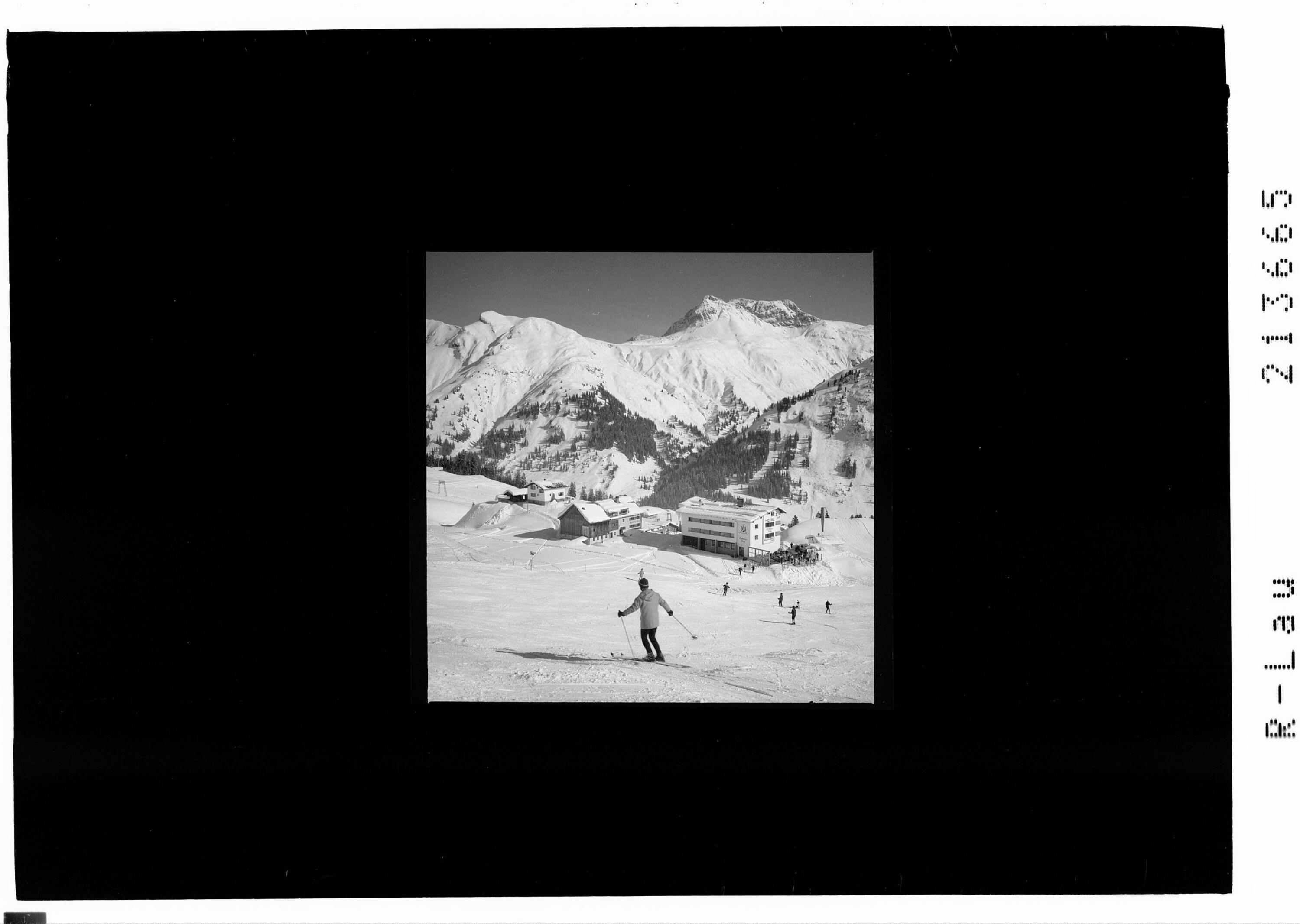 [Hotel Goldener Berg in Oberlech mit Blick zu den Wösterspitzen]></div>


    <hr>
    <div class=