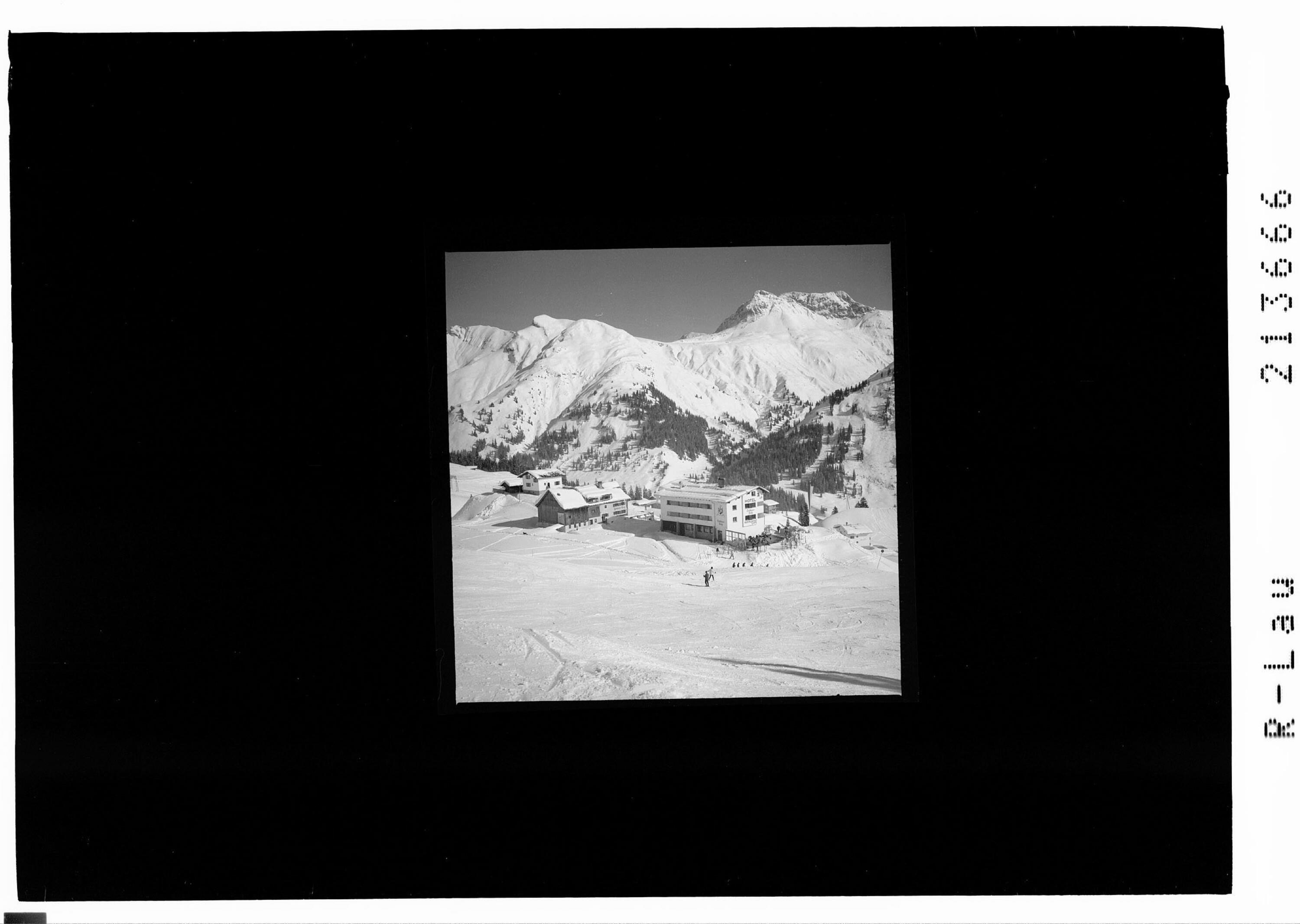 [Hotel Goldener Berg in Oberlech mit Blick zum Wöster Horn und zu den Wösterspitzen]></div>


    <hr>
    <div class=