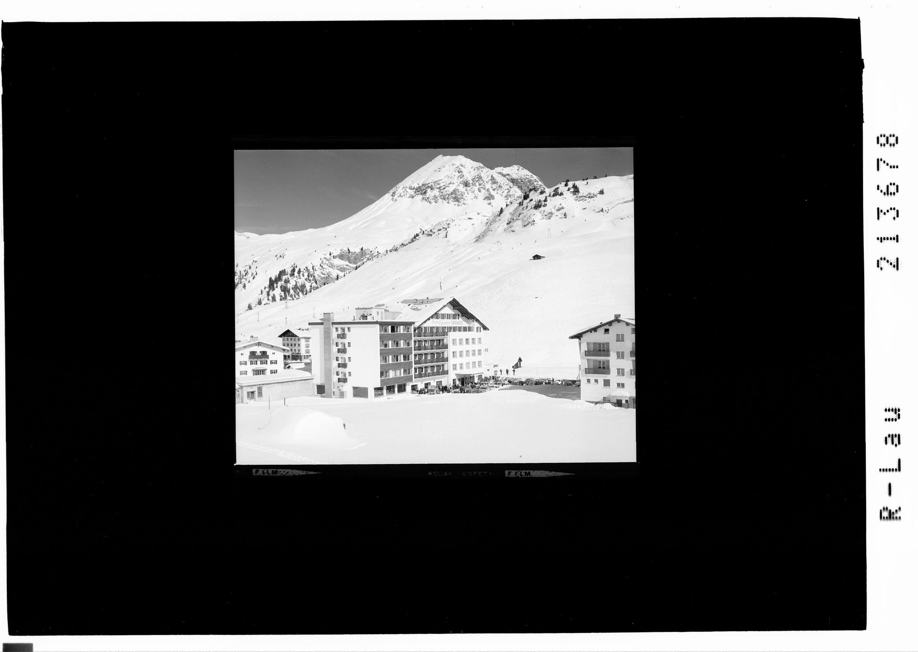 [Hotel Edelweiss in Zürs am Arlberg gegen Rüfispitze]></div>


    <hr>
    <div class=