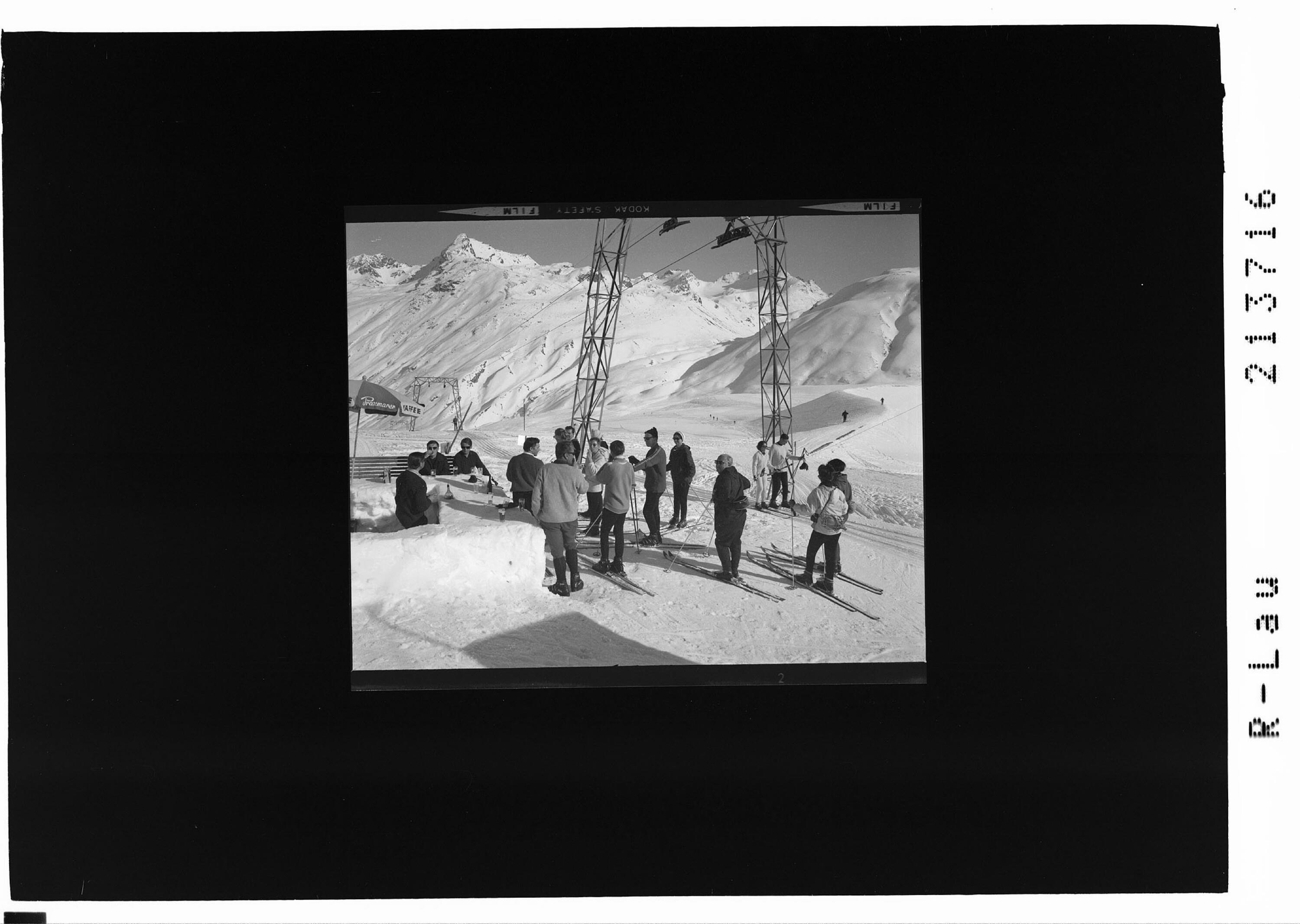 [Skilift und Eisbar auf der Bieler Höhe gegen Bieltal und Bieltaler Berge]></div>


    <hr>
    <div class=