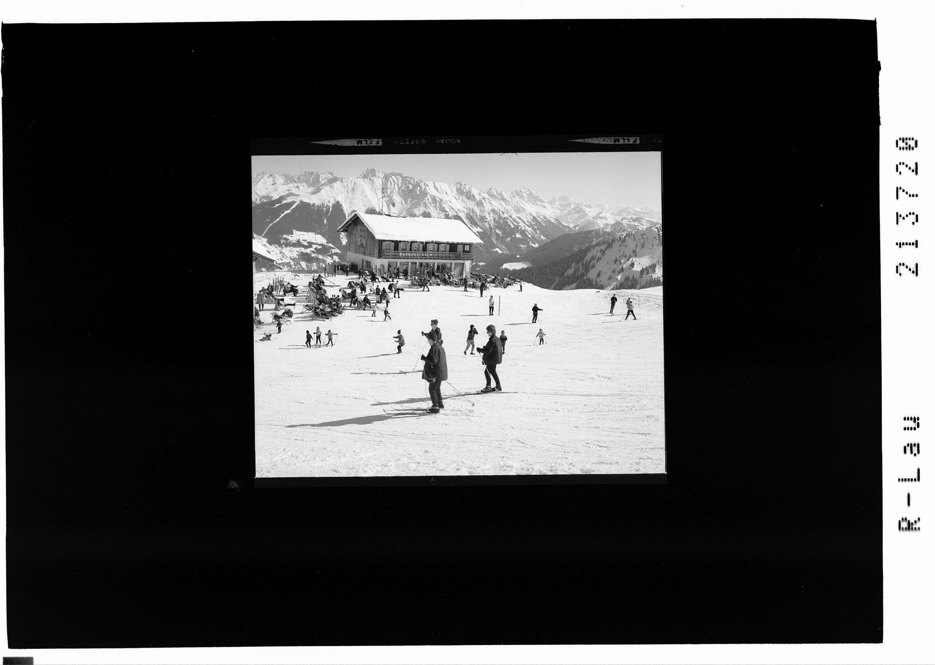 [Berghof Golm ab Tschagguns im Montafon mit Blick in die Verwallgruppe]></div>


    <hr>
    <div class=