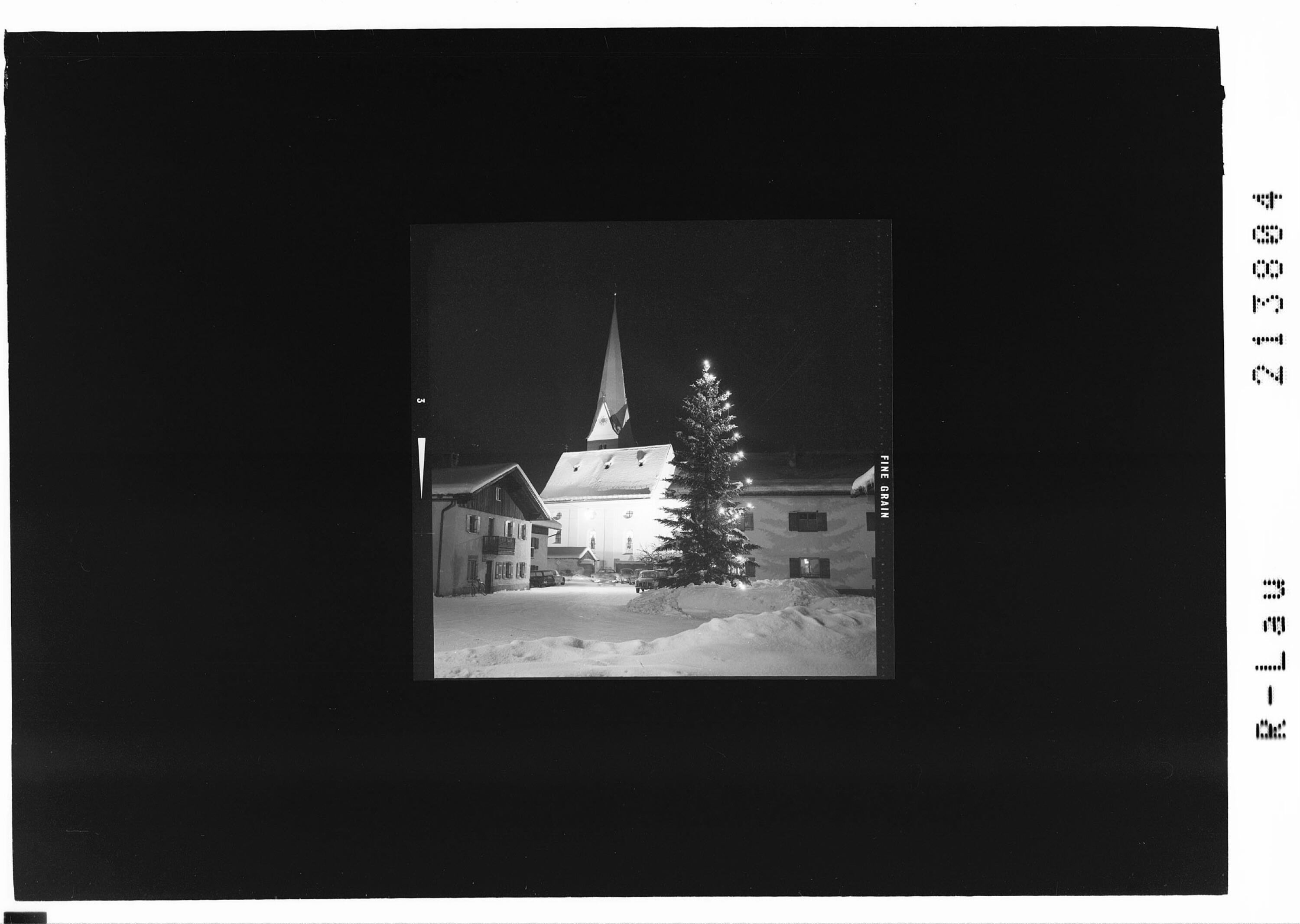 [Pfarrkirche in Breitenwang bei Reutte in Tirol mit Weihnachtsbeleuchtung]></div>


    <hr>
    <div class=