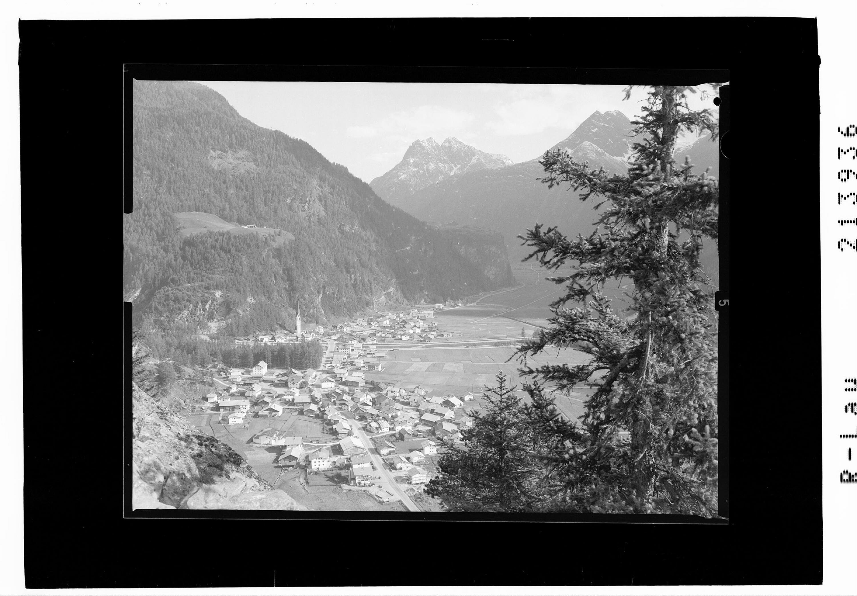 [Längenfeld im Ötztal gegen Peerler Kogel und Hahlkogel / Tirol]></div>


    <hr>
    <div class=