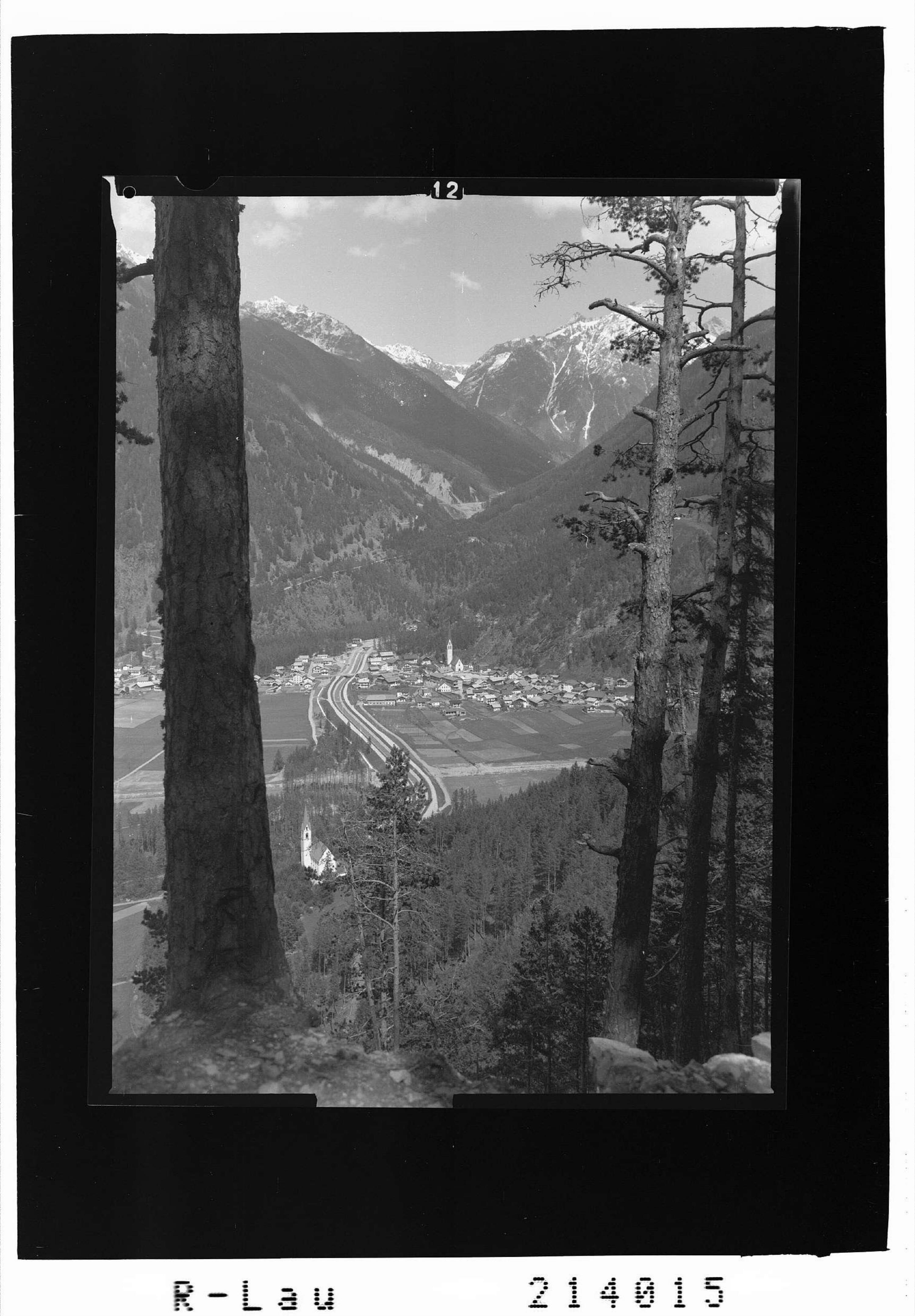 [Längenfeld im Ötztal mit Winnebachspitzen und Gaislehnkogel]></div>


    <hr>
    <div class=