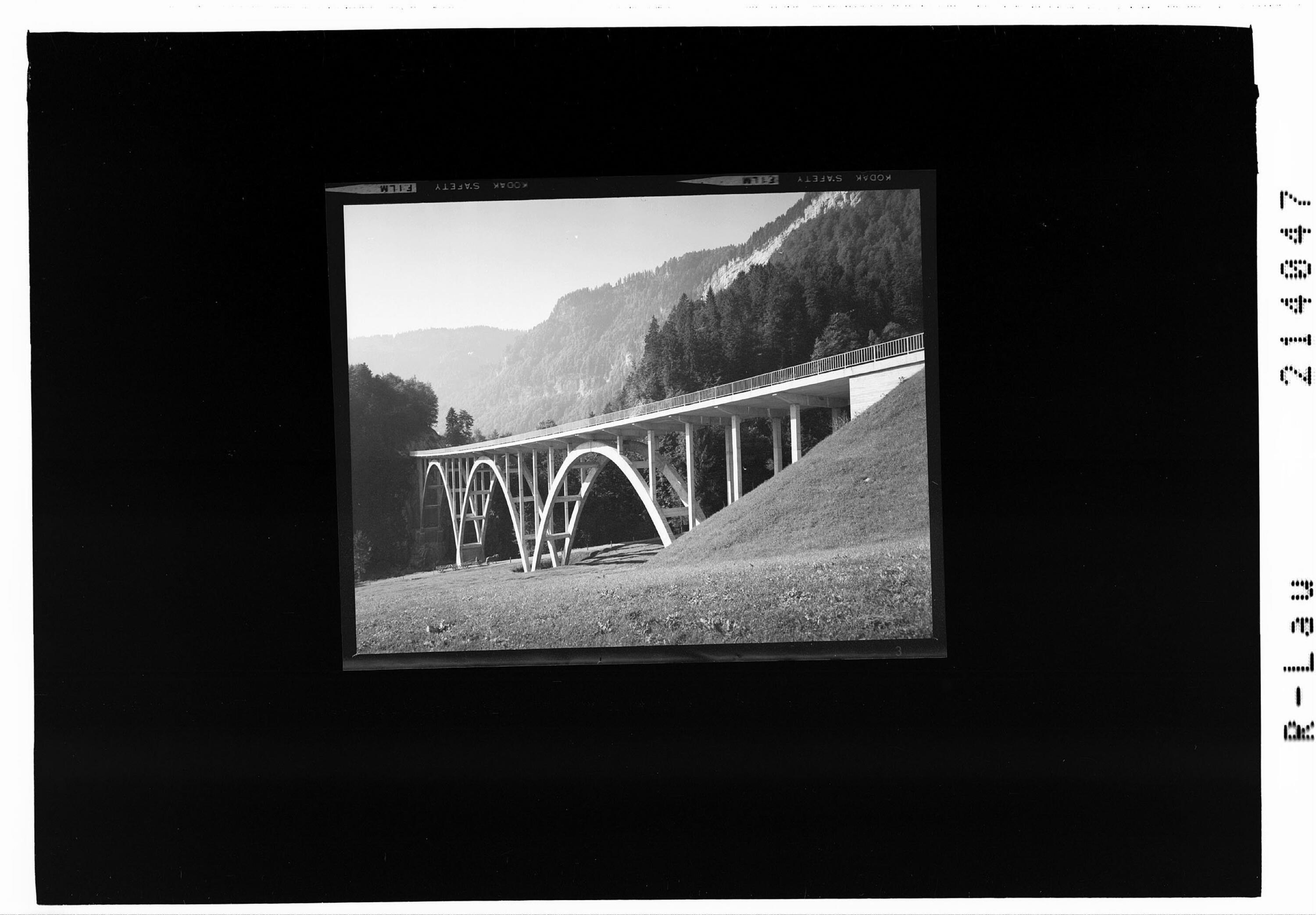 [Bregenzerachbrücke bei Schwarzenberg im Bregenzerwald mit Rotenbachschrofen]></div>


    <hr>
    <div class=