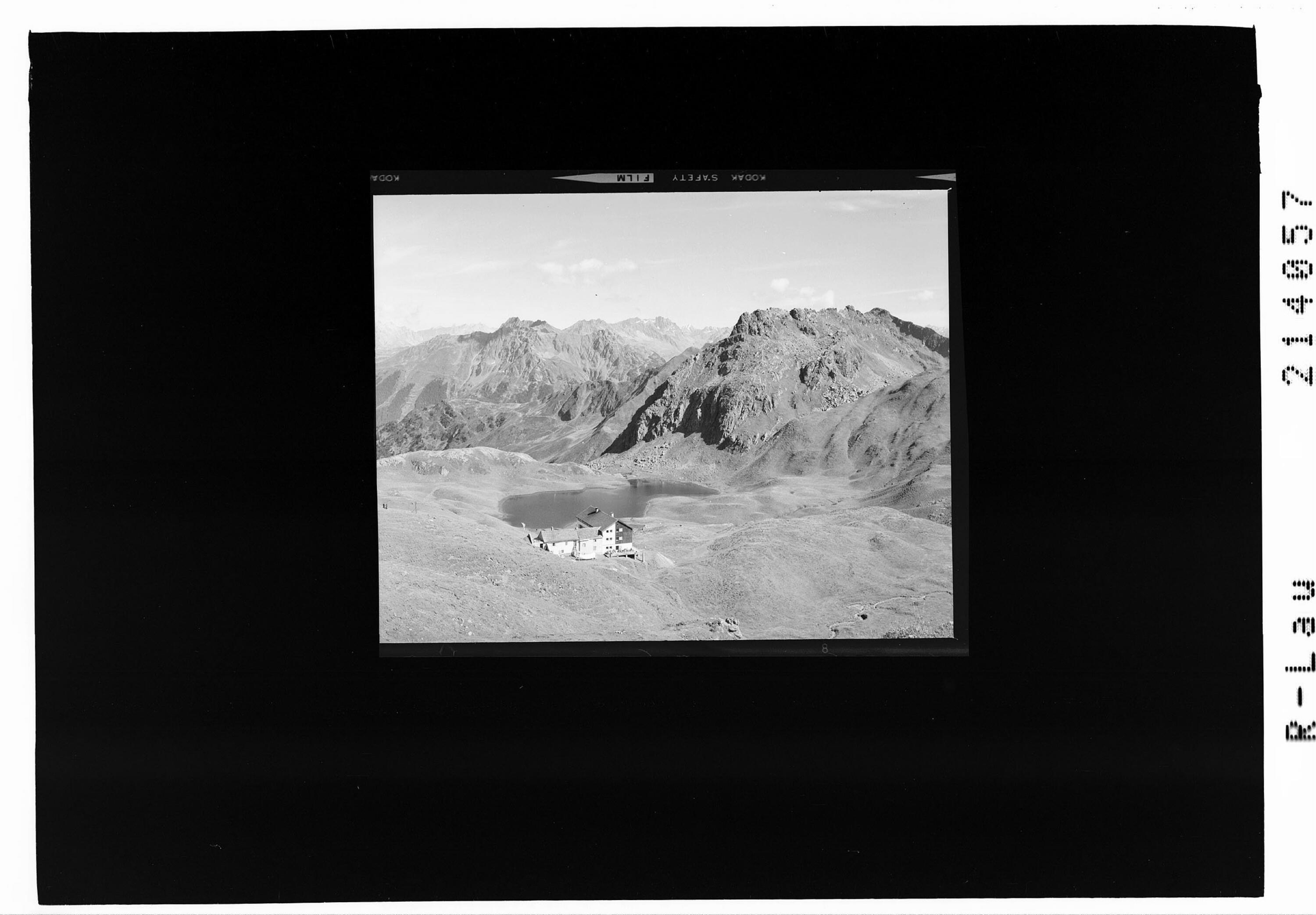 [Tilisuna-Hütte und Tilisunasee mit Blick in die Lechtaler Alpen und Verwallgruppe]></div>


    <hr>
    <div class=