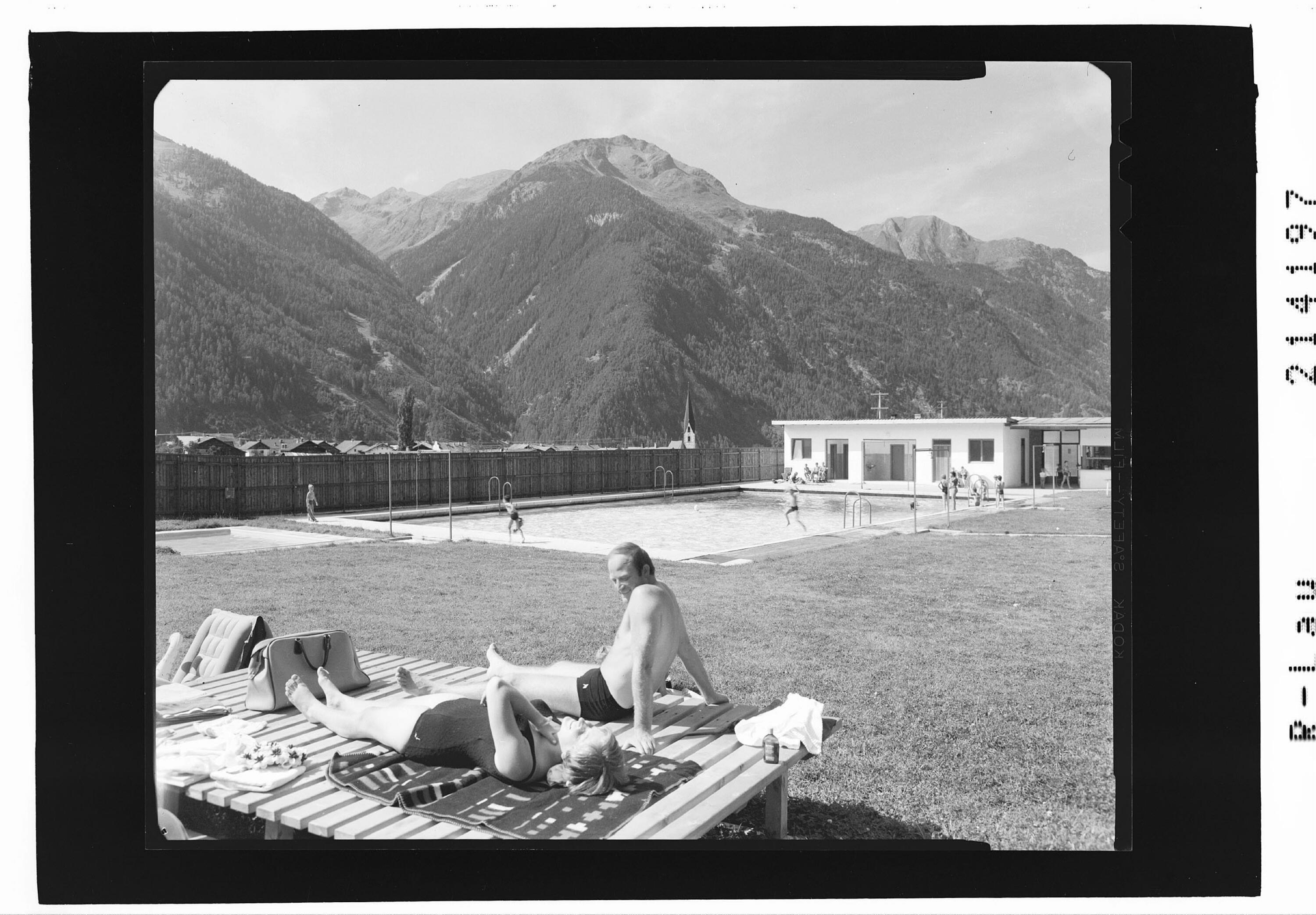 [Schwimmbad bei Umhausen im Ötztal gegen Hohe Koegel und Kreuzjochspitze]></div>


    <hr>
    <div class=