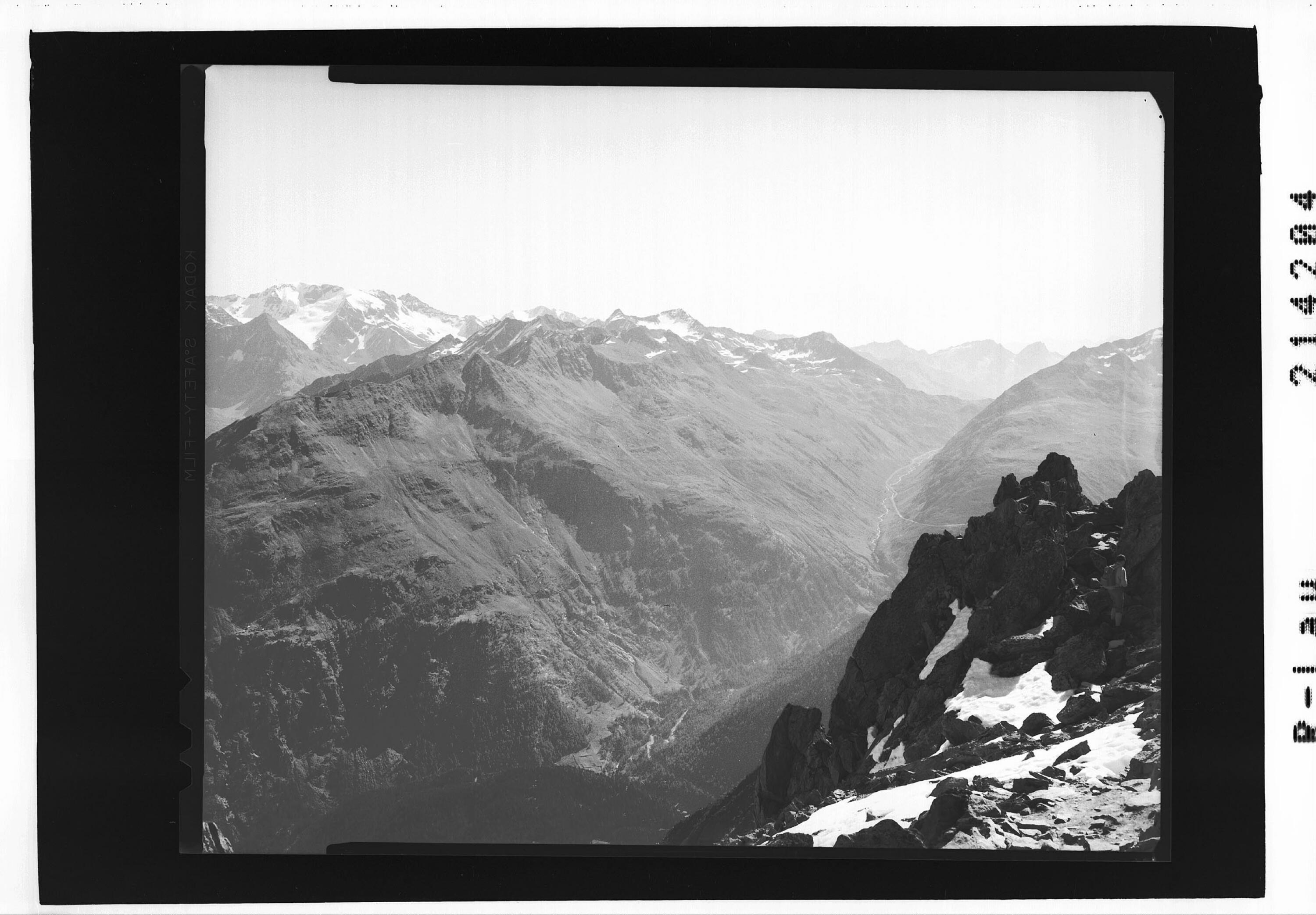 [Blick vom Gaislacherkogel bei Sölden im Ötztal zur Sonklarspitze und Timmelsjoch]></div>


    <hr>
    <div class=