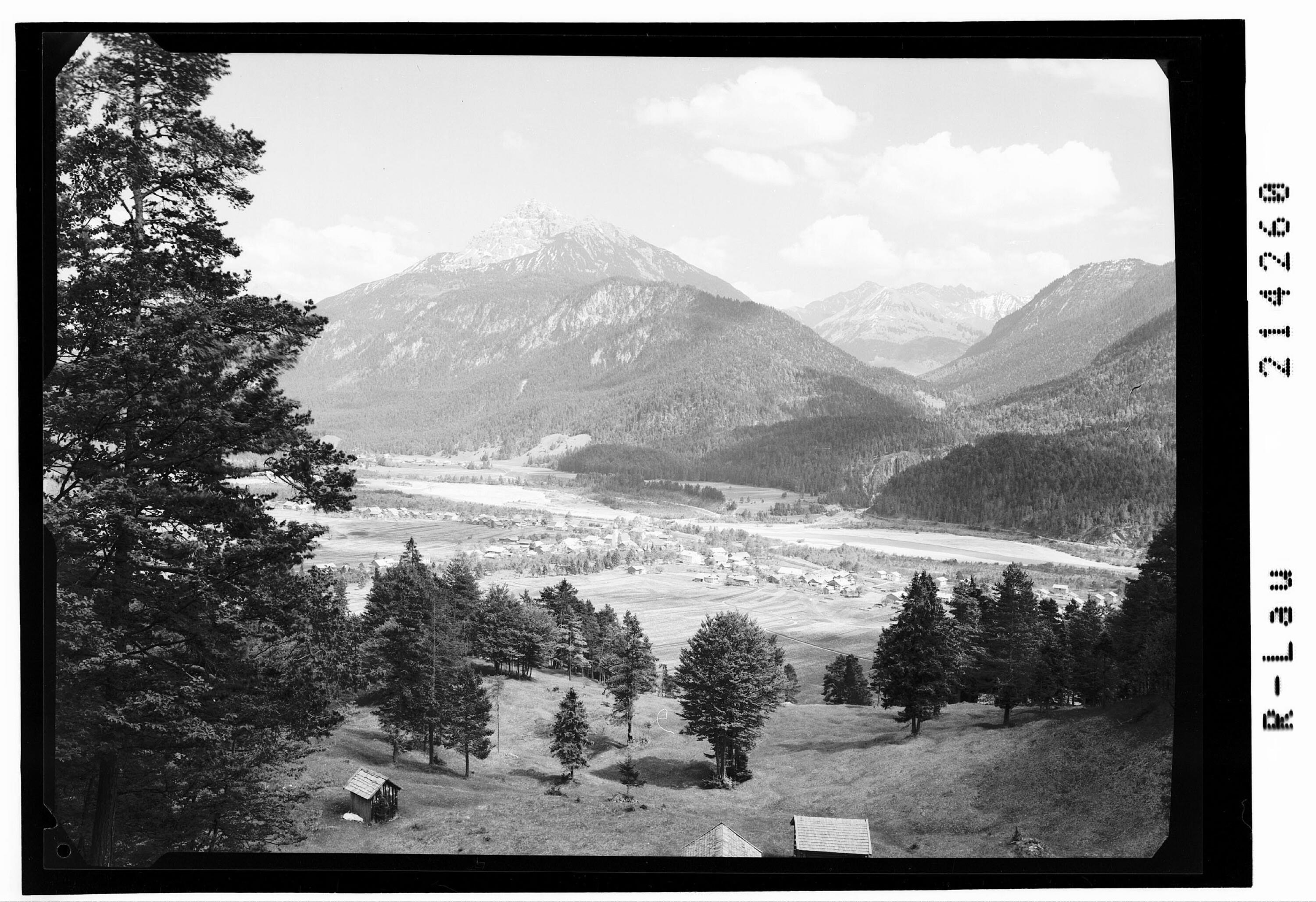 Weissenbach im Lechtal in Tirol mit Thaneller 2343 m></div>


    <hr>
    <div class=