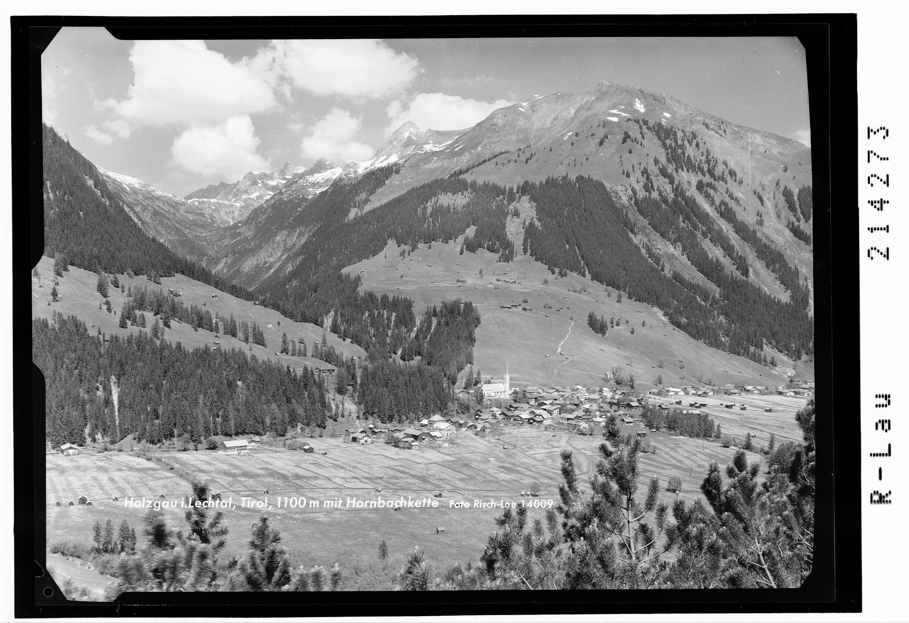 Holzgau im Lechtal 1100 m Tirol 1100 m mit Hornbachkette></div>


    <hr>
    <div class=