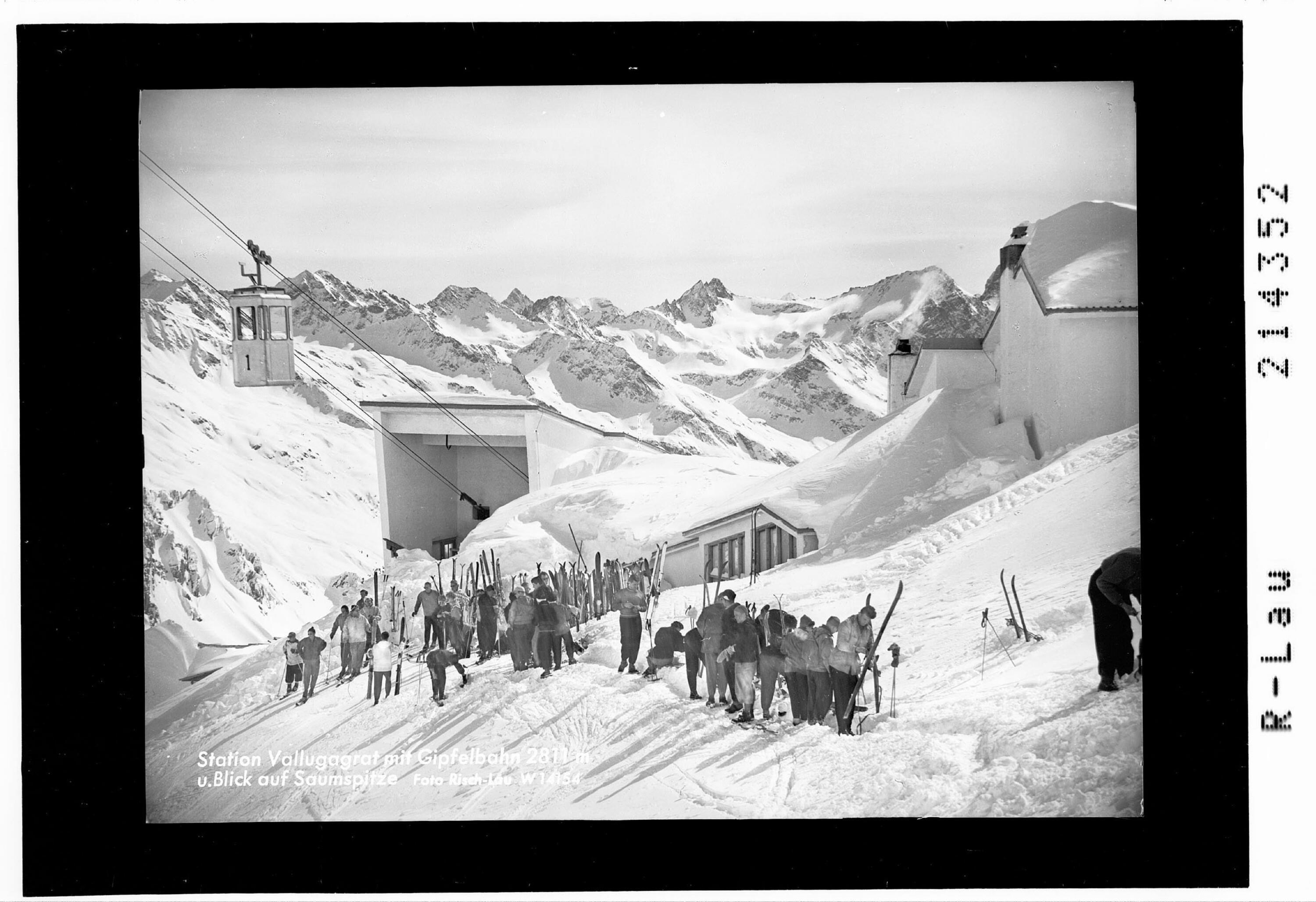 Station Vallugagrat mit Gipfelbahn 2811 m und Blick auf Saumspitze></div>


    <hr>
    <div class=