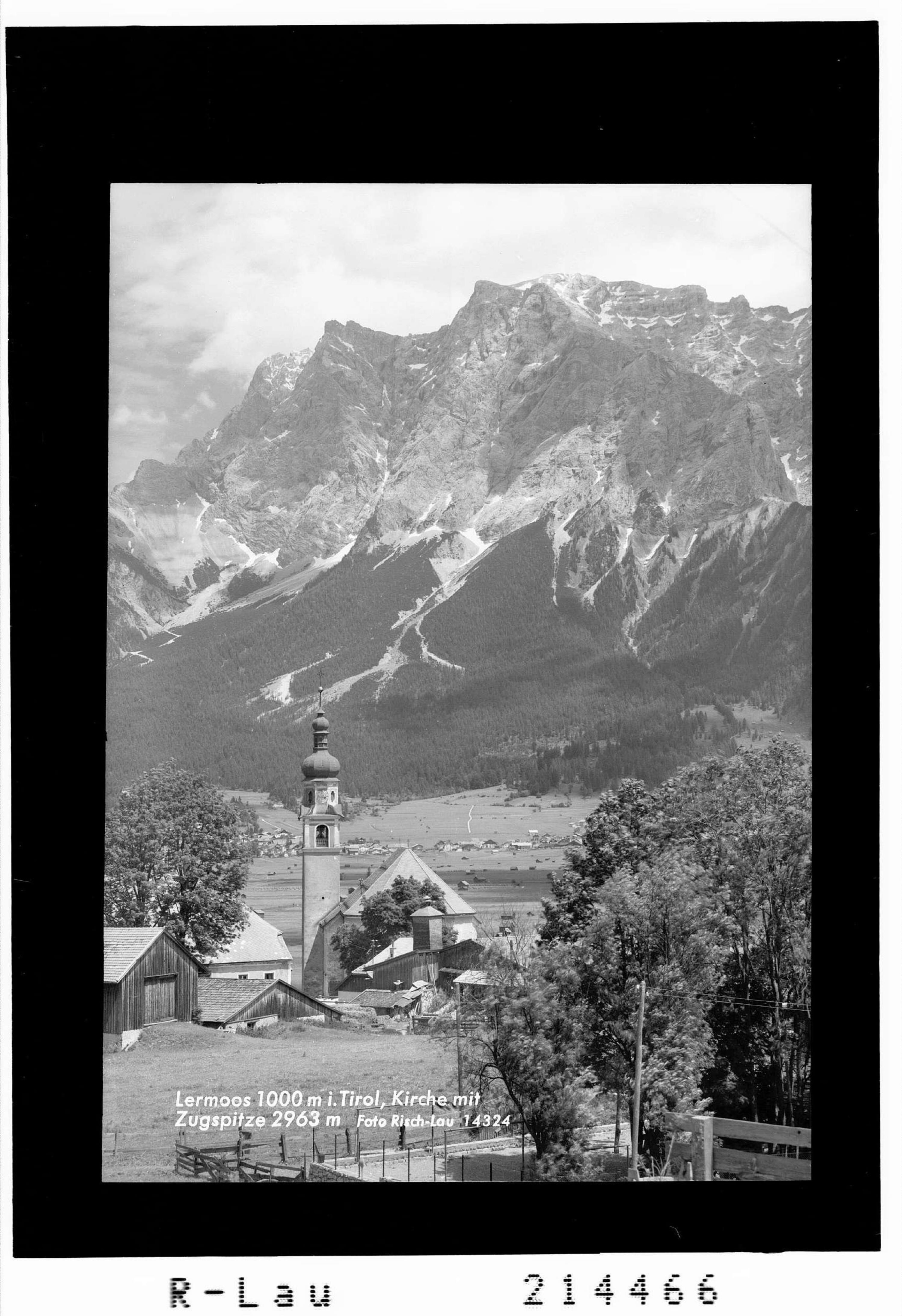 Lermoos 1000 m in Tirol, Kirche mit Zugspitze 2963 m></div>


    <hr>
    <div class=