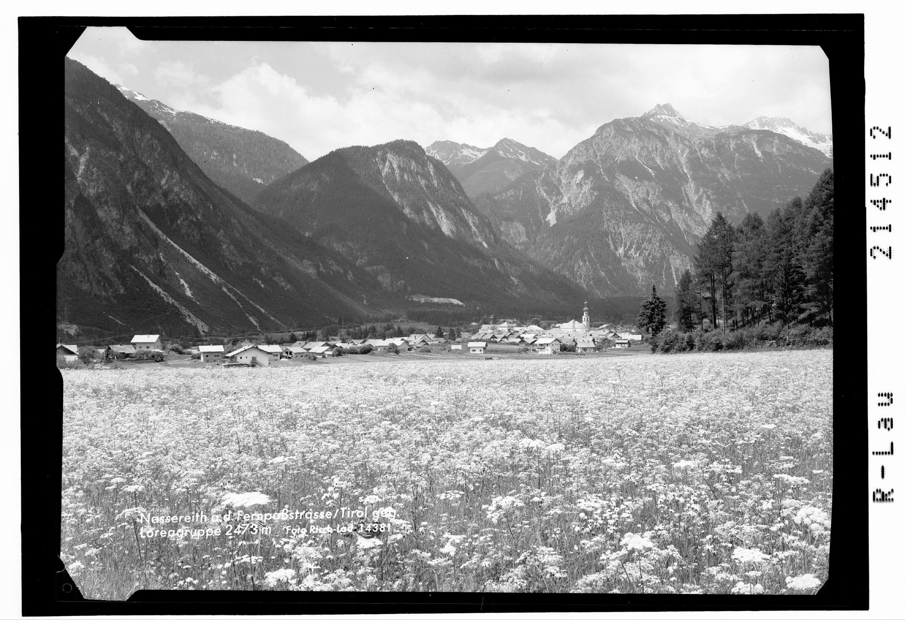 Nassereith an der Fernpaßstrasse / Tirol gegen Loreagruppe 2473 m></div>


    <hr>
    <div class=