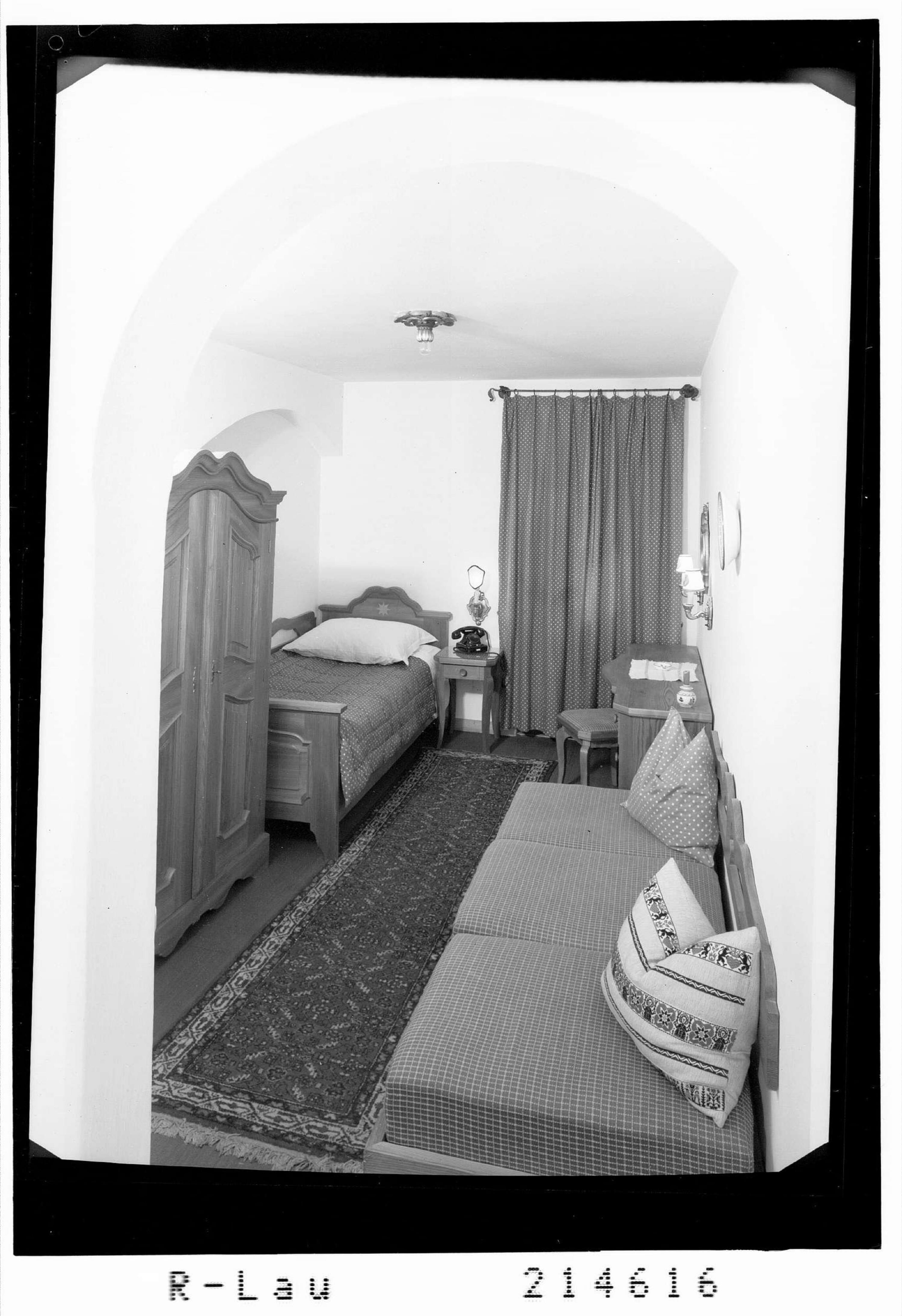 [Schlafzimmer im Hotel Lorünser in Zürs am Arlberg]></div>


    <hr>
    <div class=