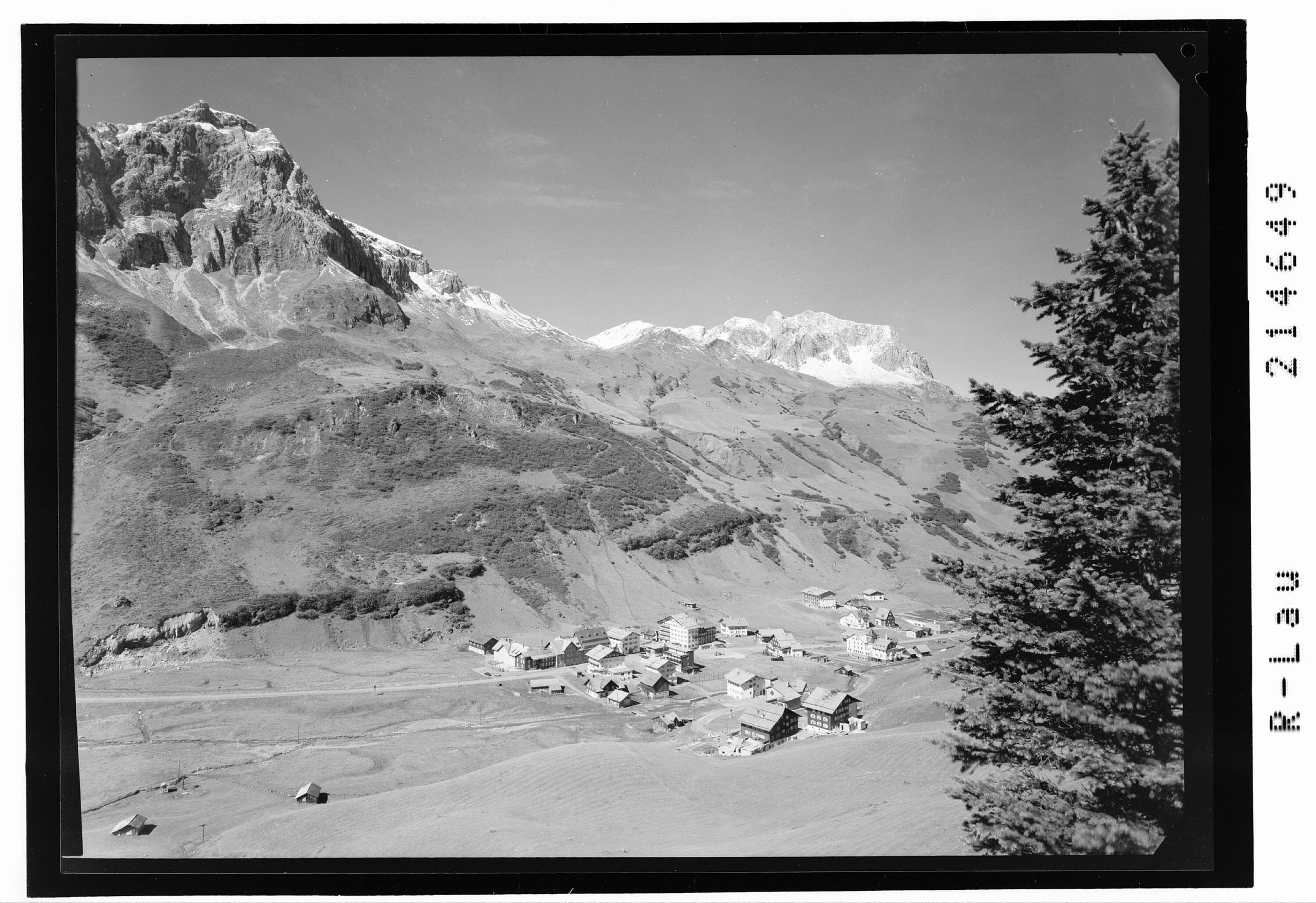 Zürs am Arlberg 1720 m gegen Hasenfluh 2545 m und Omeshorn 2560 m></div>


    <hr>
    <div class=
