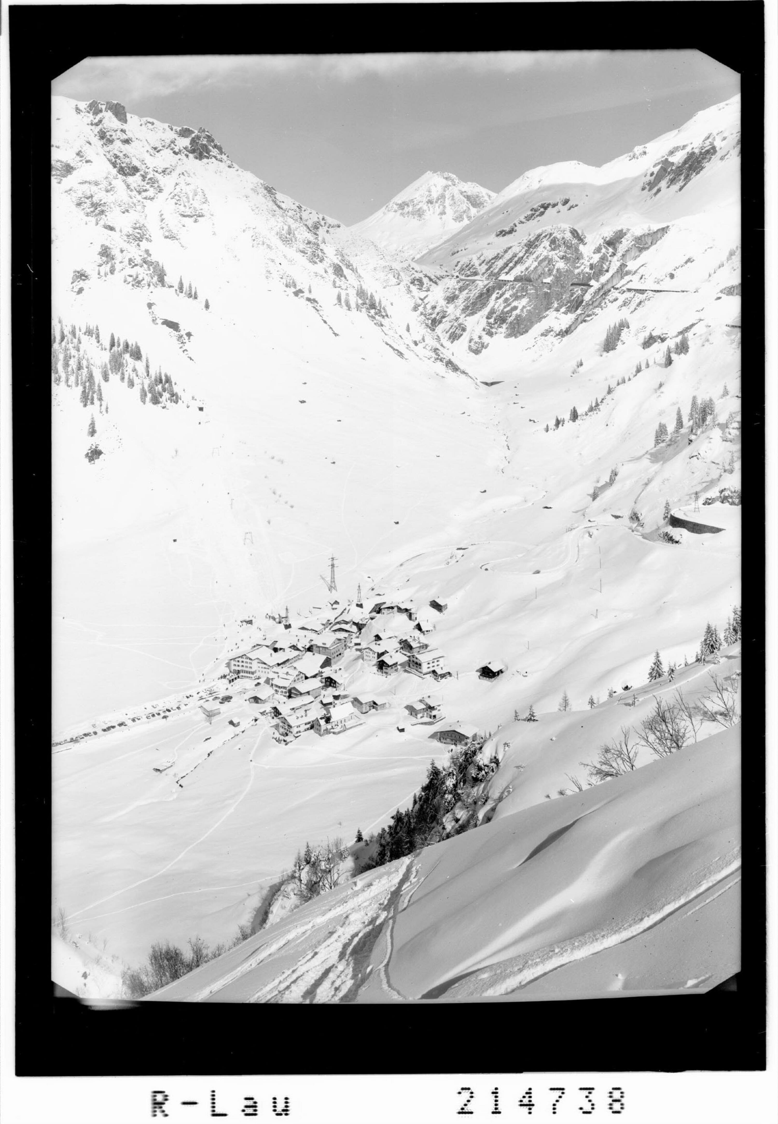 Stuben am Arlberg gegen Flexenpass und Rüfispitze></div>


    <hr>
    <div class=