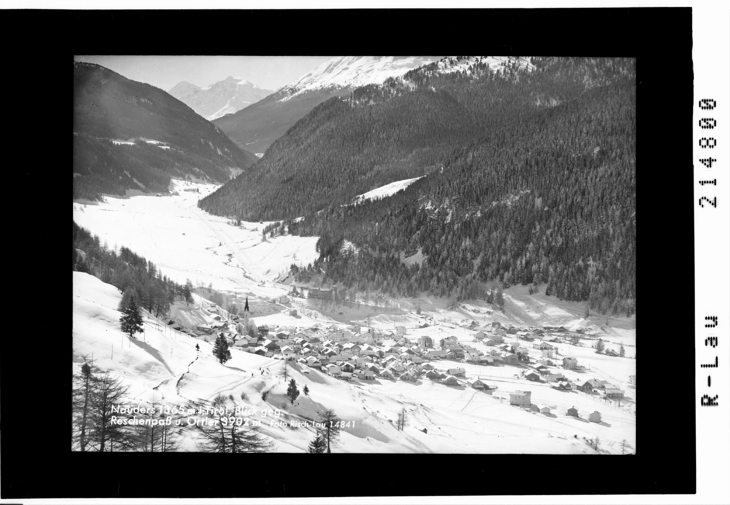 Nauders 1365 m in Tirol, Blick gegen Reschenpass und Ortler 3902 m></div>


    <hr>
    <div class=