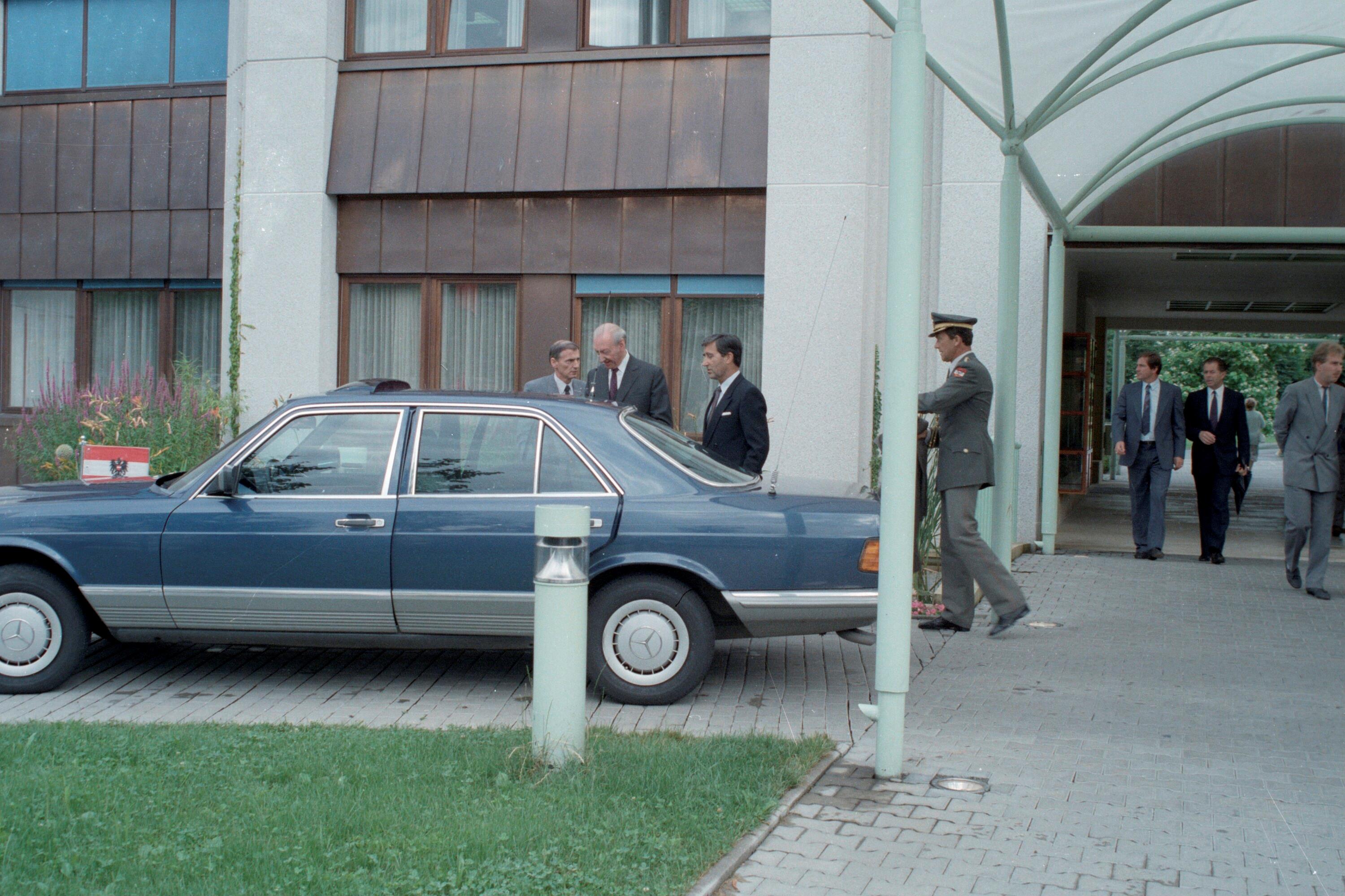 Besuch Bundespräsident Waldheim, Gendarmeriegebäude></div>


    <hr>
    <div class=