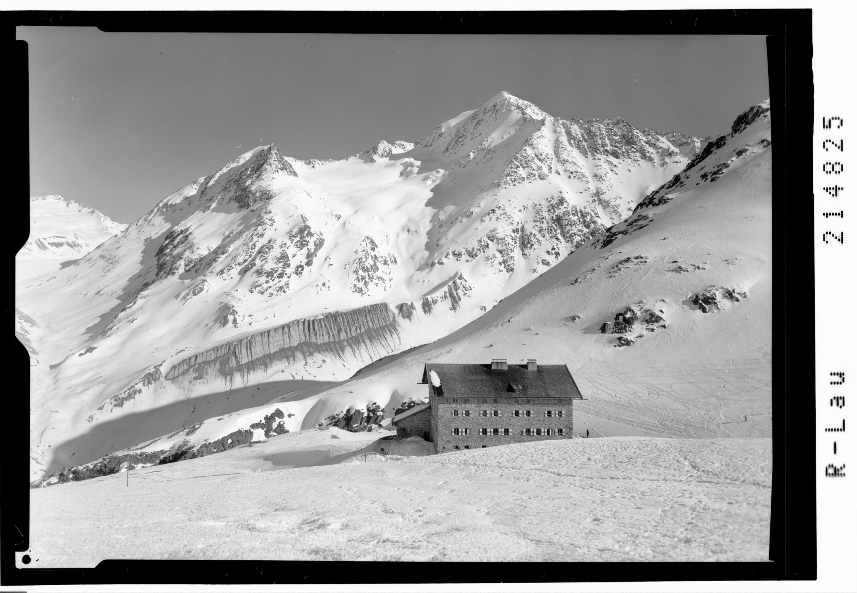 [Martin Busch Haus mit Blick zur Mutmalspitze / Ötztaler Alpen]></div>


    <hr>
    <div class=